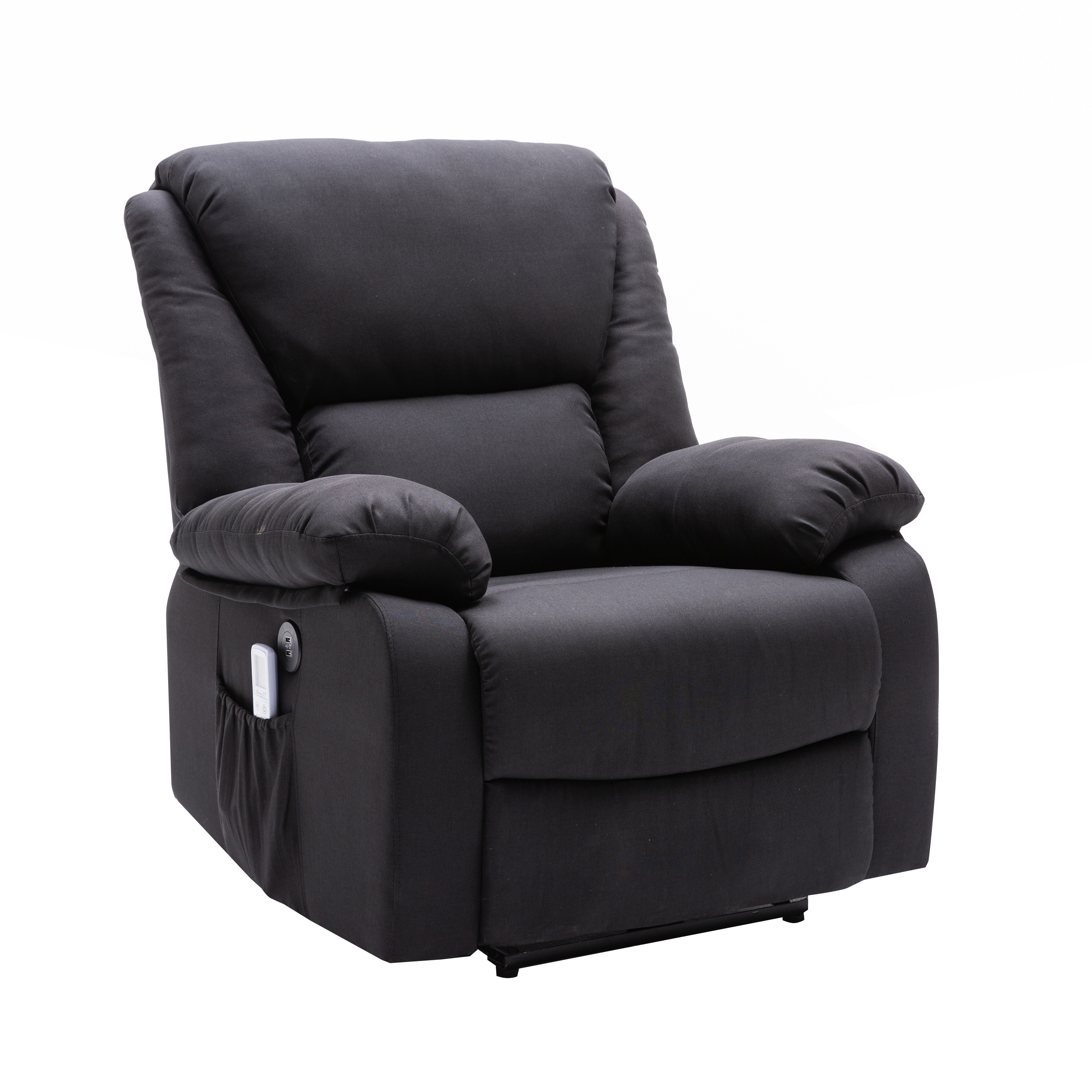 Sillón reclinable negro sobre fondo blanco. Tiene un mando a distancia en el bolsillo lateral.