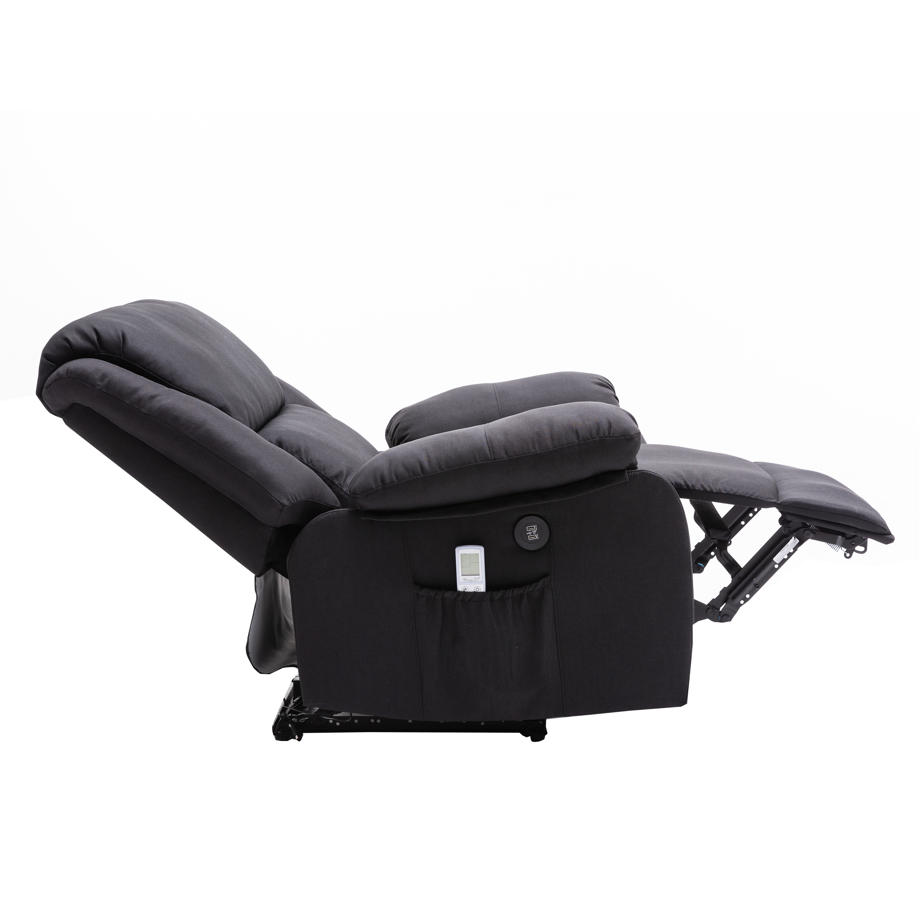 Una silla reclinable negra está inclinada a la izquierda sobre un fondo blanco. El reposapiés está extendido.