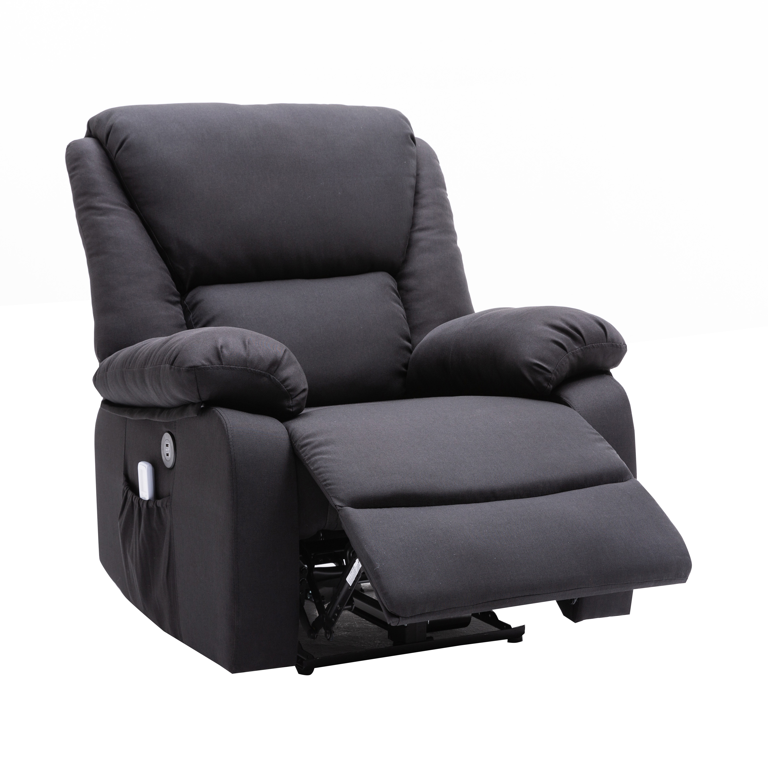 Una silla reclinable negra con reposapiés abierto, aislada sobre fondo blanco. Tiene un bolsillo lateral y un panel de control.
