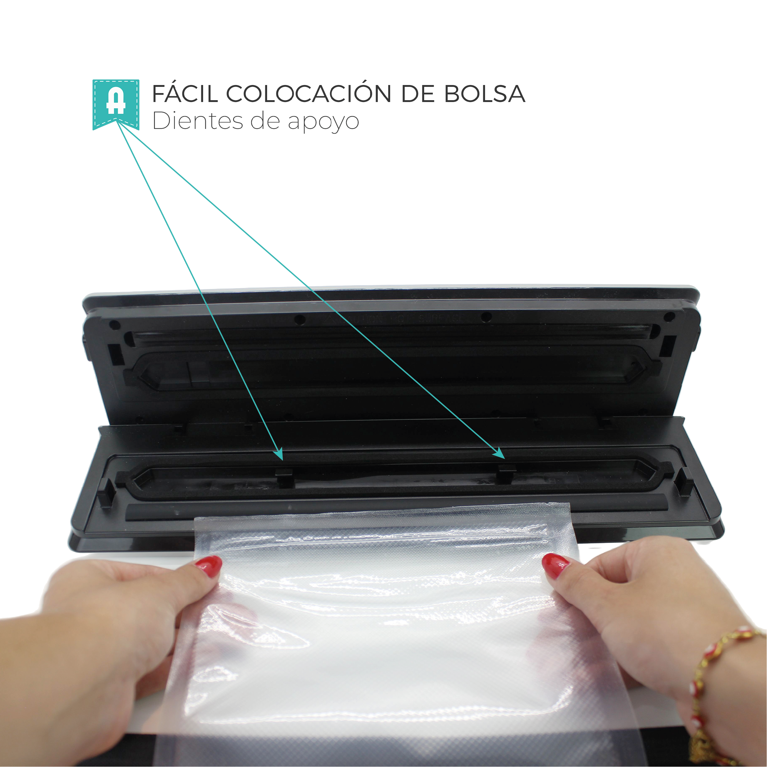 Manos sostienen una bolsa transparente sobre una envasadora al vacío negra. El texto superior dice 'Fácil colocación de la bolsa'.