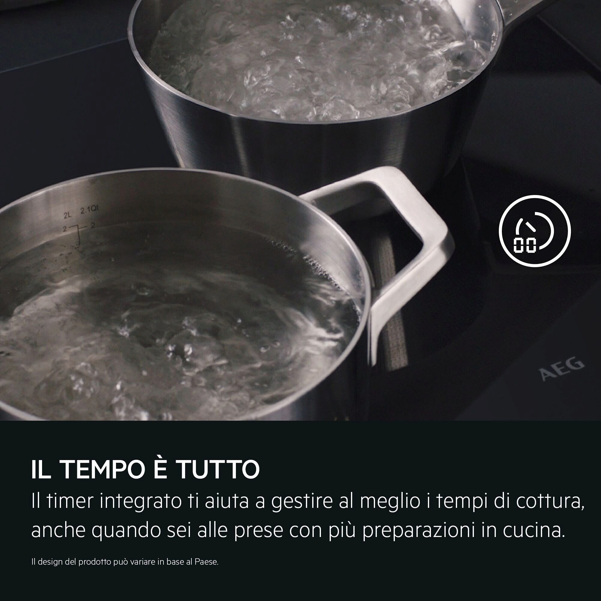 Due pentole con acqua bollente su un piano cottura nero. Un logo AEG e un'icona del timer sono visibili.