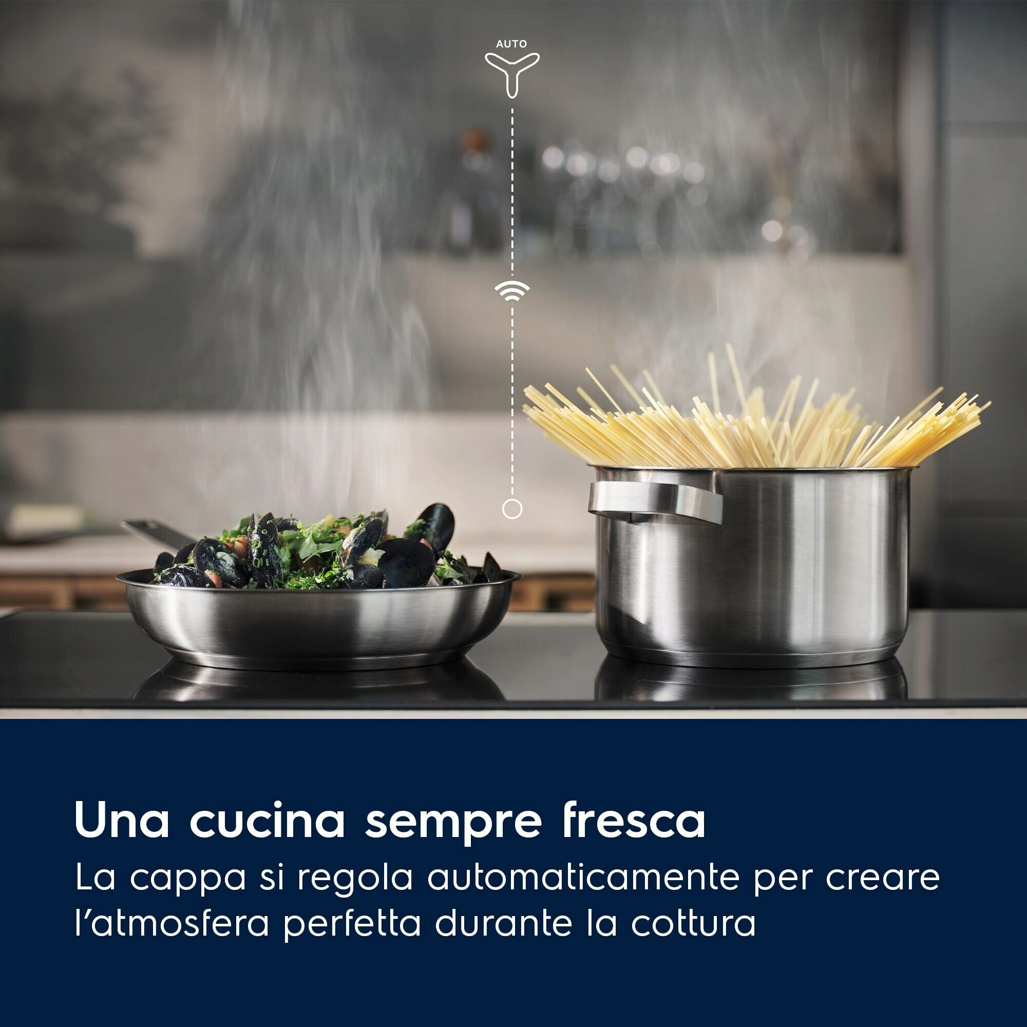 Scena kuchenna z małżami na patelni i spaghetti w garnku, unosząca się para. Jest symbol wentylatora automatycznego.