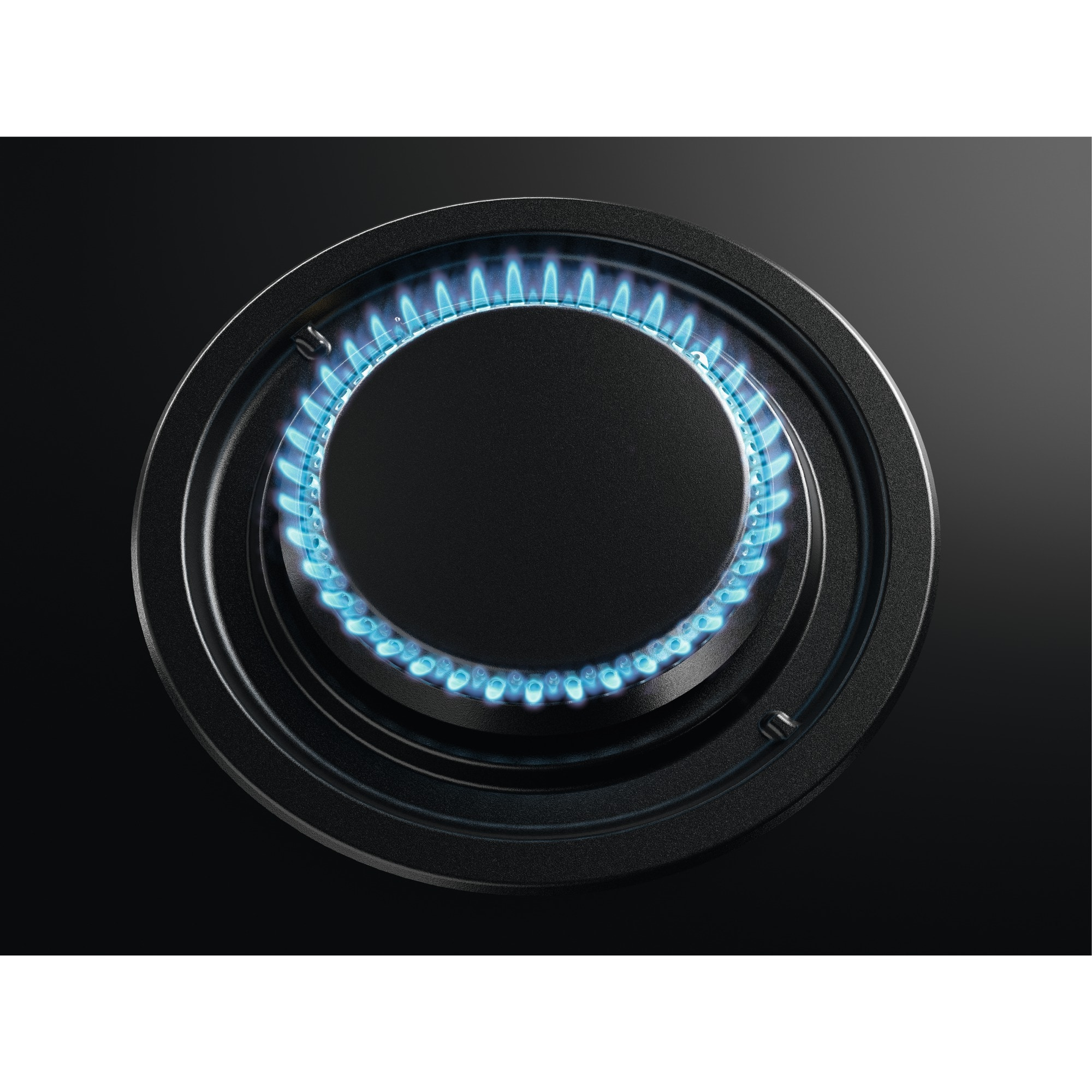 Primo piano di un bruciatore di fornello a gas con fiamme blu. Il bruciatore è nero, lo sfondo è scuro.