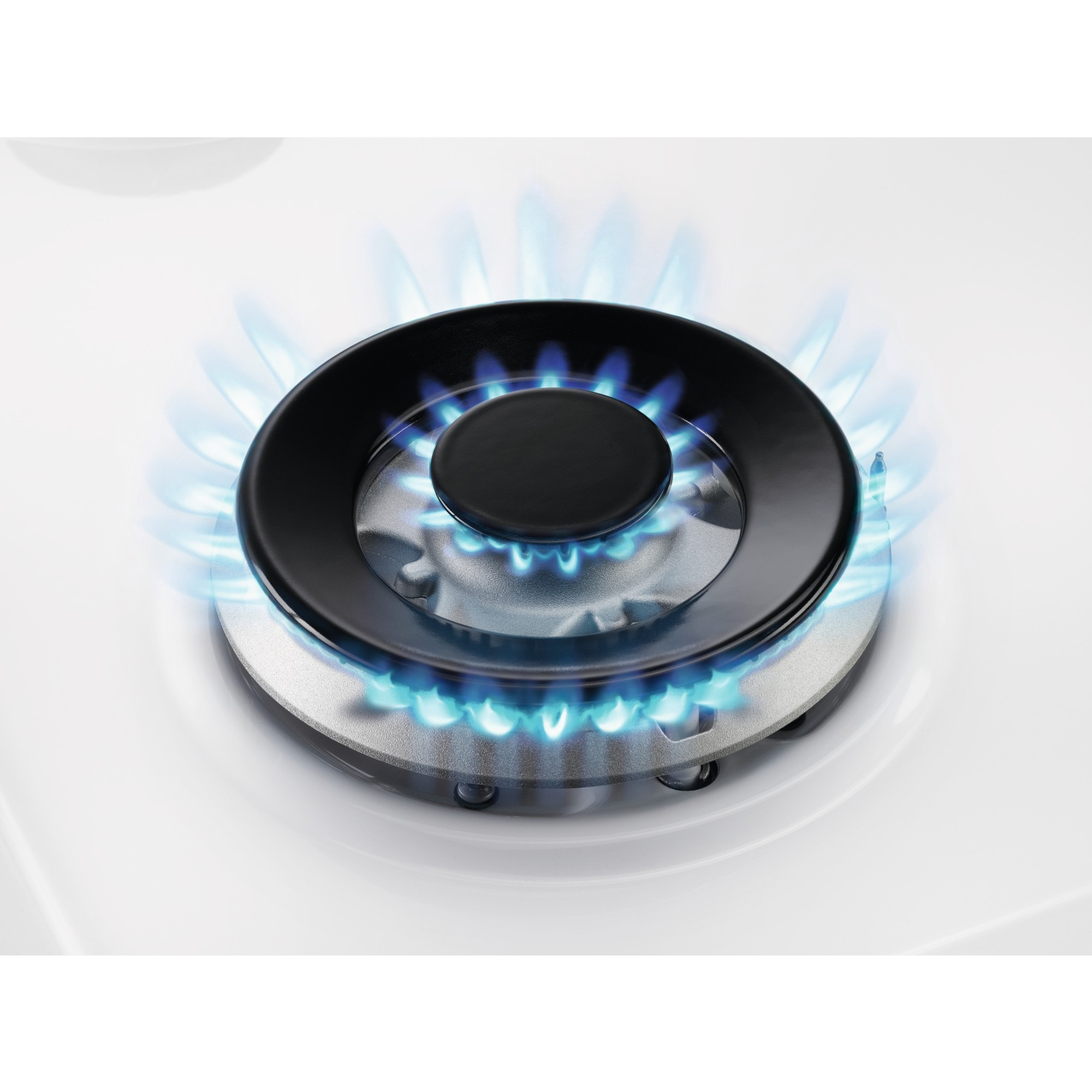 Zbliżenie palnika kuchenki gazowej z niebieskimi płomieniami. Palnik jest czarny i srebrny, na białej powierzchni.