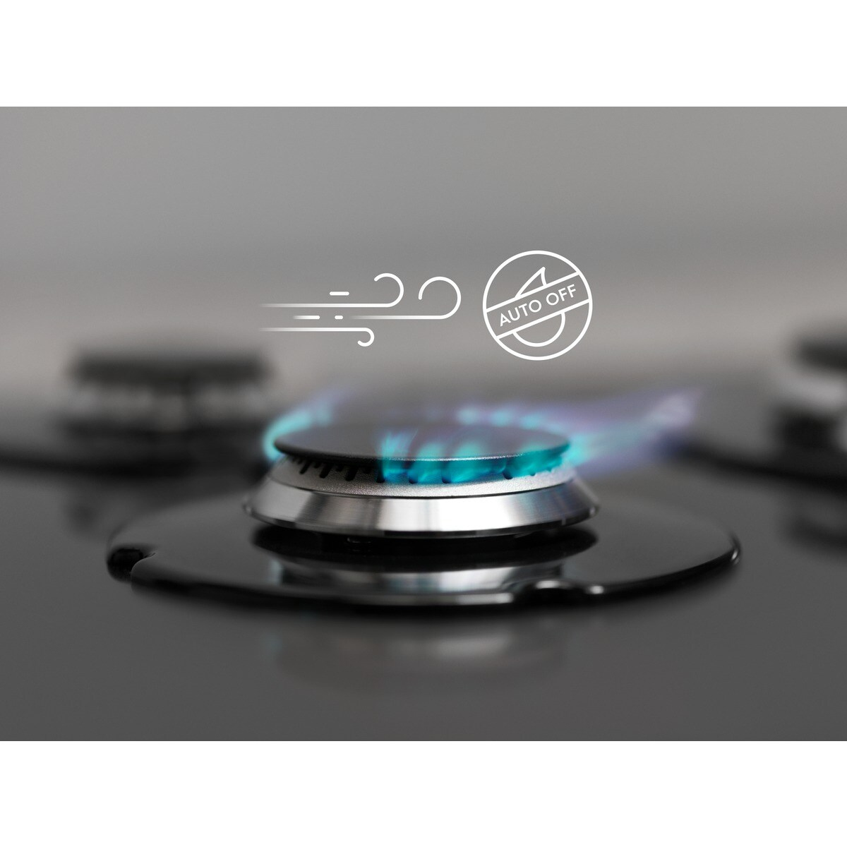 Un fornello a gas con fiamme blu. Un'icona 'AUTO OFF' e un'illustrazione del vento sono in alto.