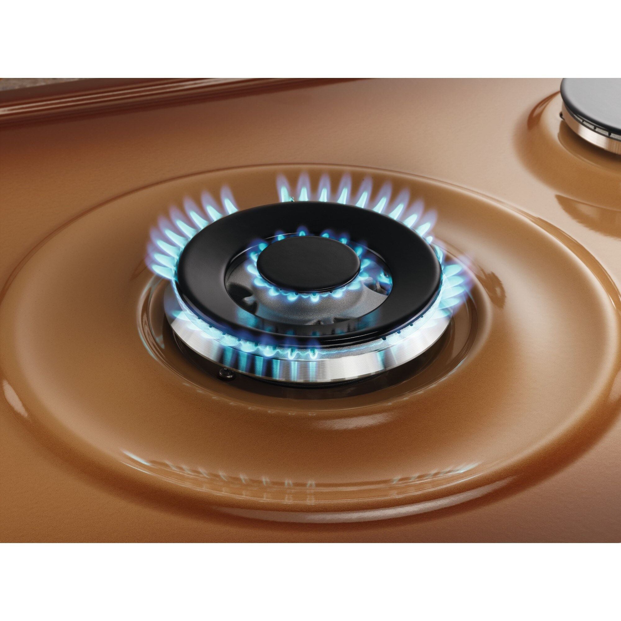 Primer plano de un quemador de cocina de gas con llamas azules. El quemador es negro, rodeado por una superficie marrón.