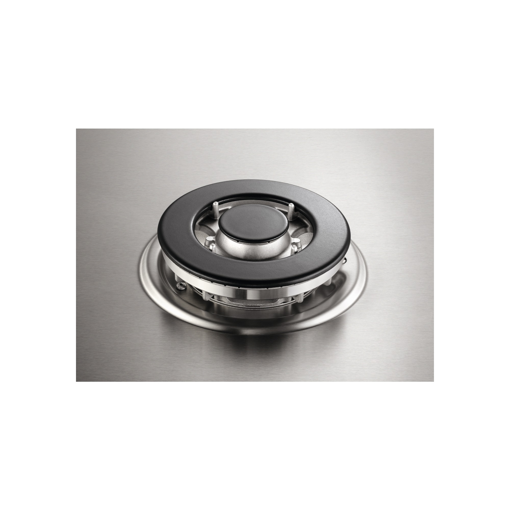 Zbliżenie palnika kuchenki gazowej. Palnik jest czarny, otoczony metalową podstawą, na szczotkowanej metalowej powierzchni.