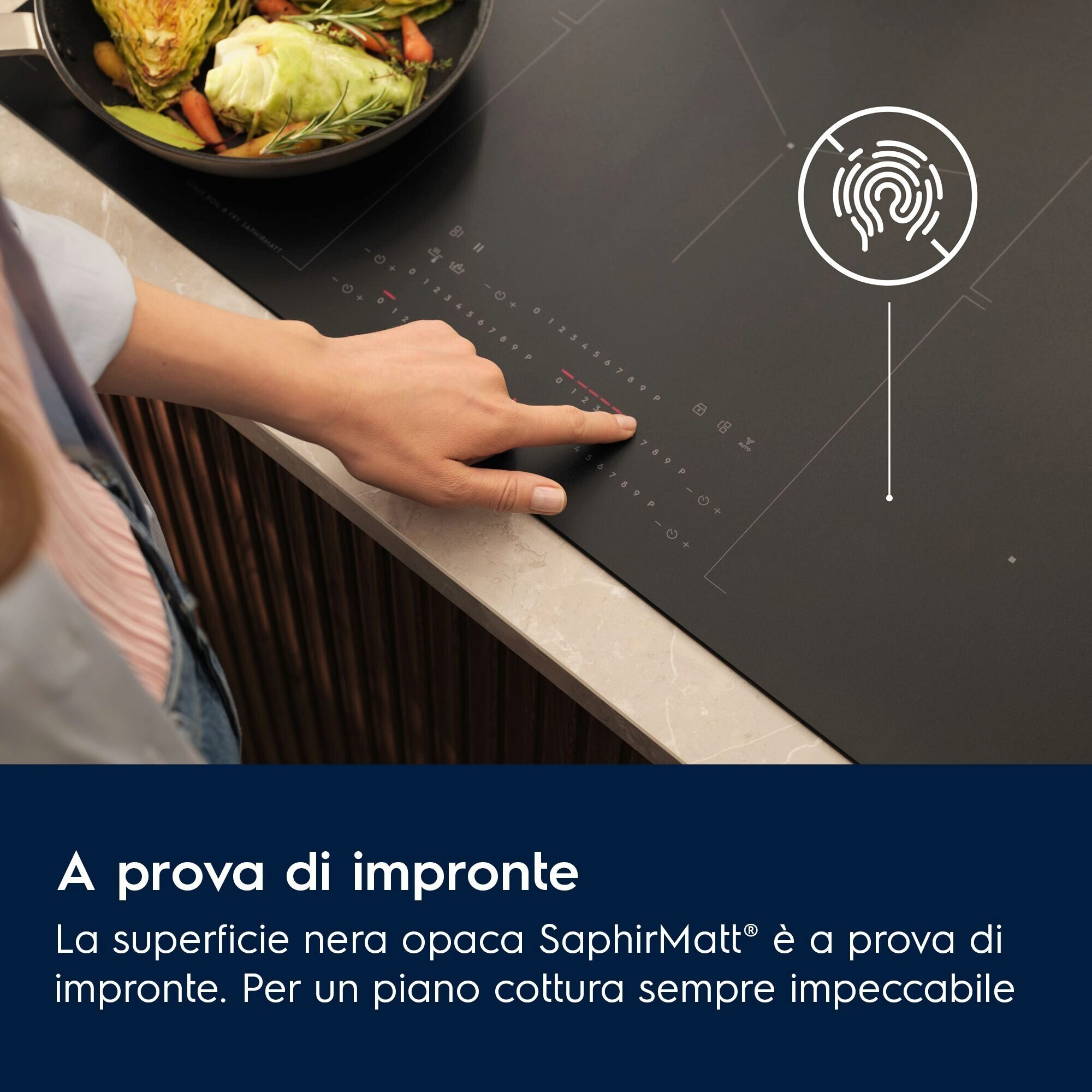 Dłoń dotyka czarnej płyty indukcyjnej z patelnią z jedzeniem. Wyświetlany jest symbol odcisku palca.
