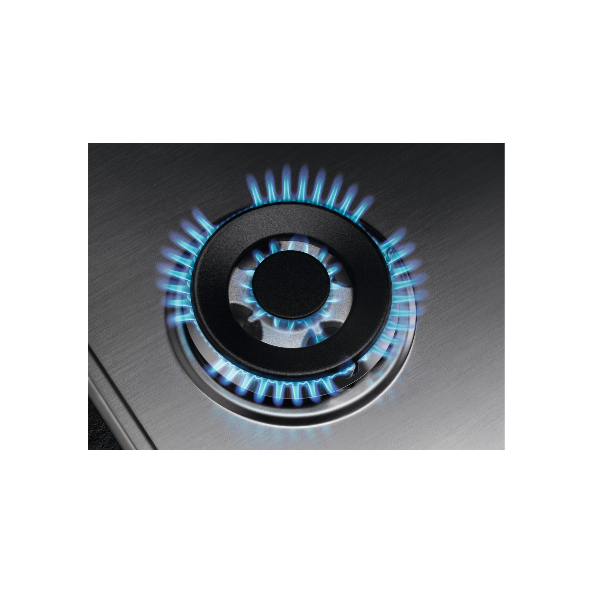 Zbliżenie palnika kuchenki gazowej z niebieskimi płomieniami. Palnik jest czarny, a powierzchnia ze szczotkowanego metalu.