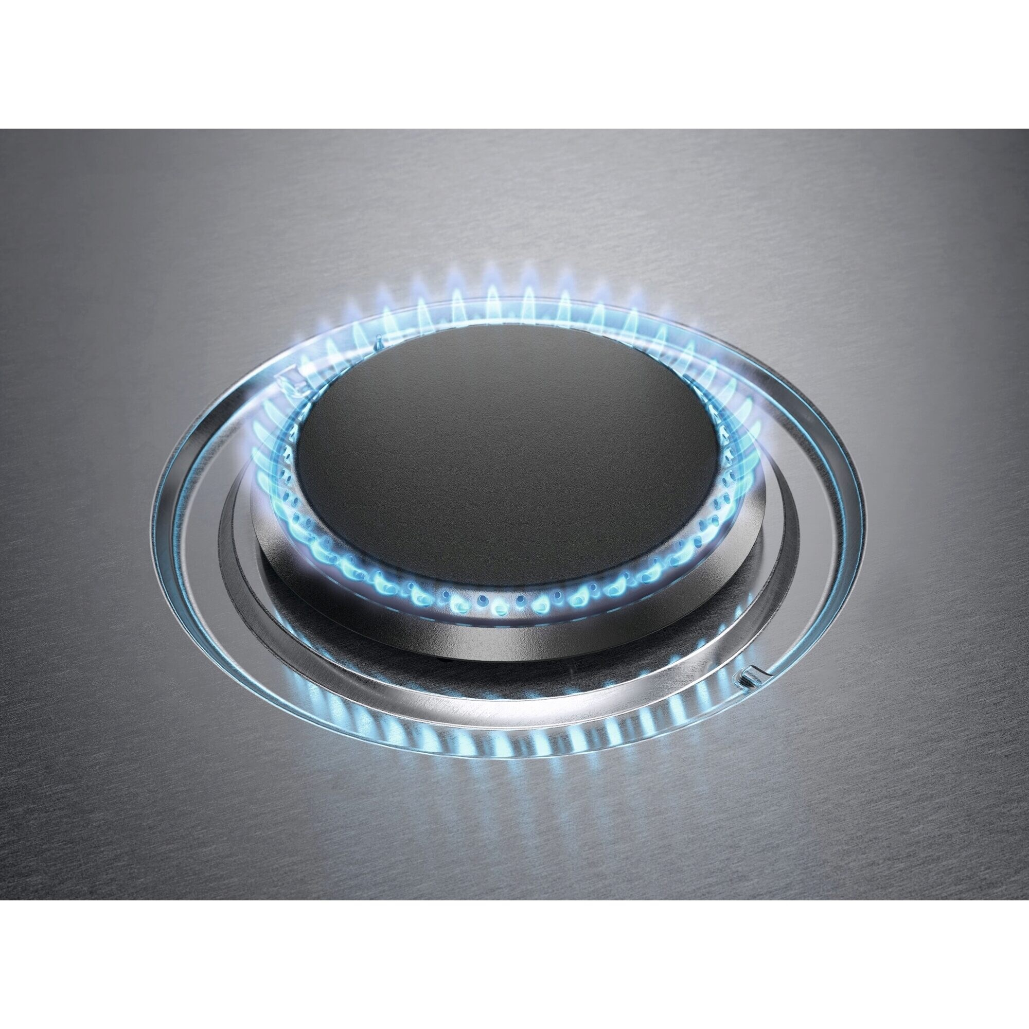 Zbliżenie palnika kuchenki gazowej z niebieskimi płomieniami. Palnik jest srebrny, otoczony metalową powierzchnią.