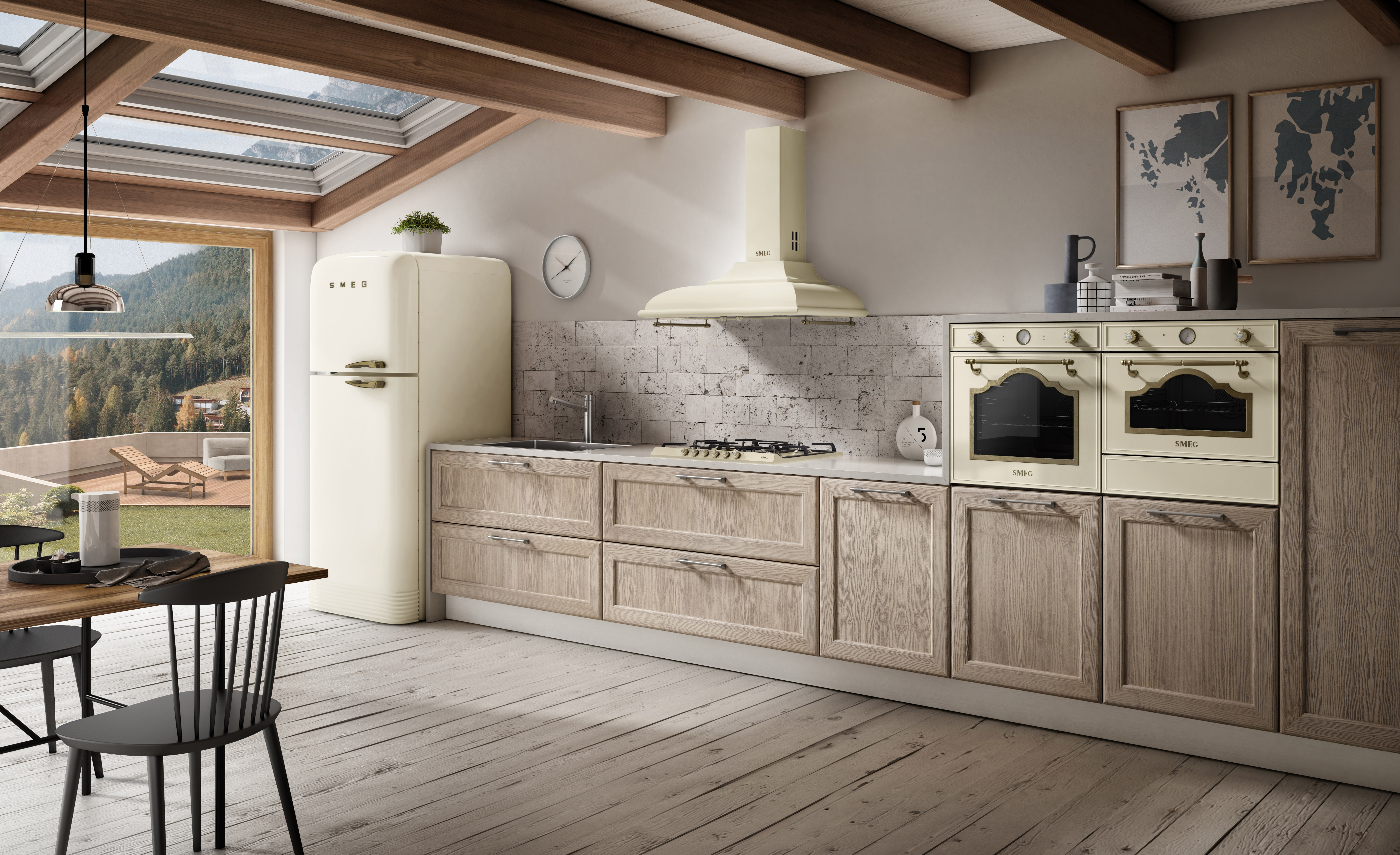 Cocina con nevera crema, horno y armarios. Suelo y techo de madera. Vista al exterior con mesa y sillas.