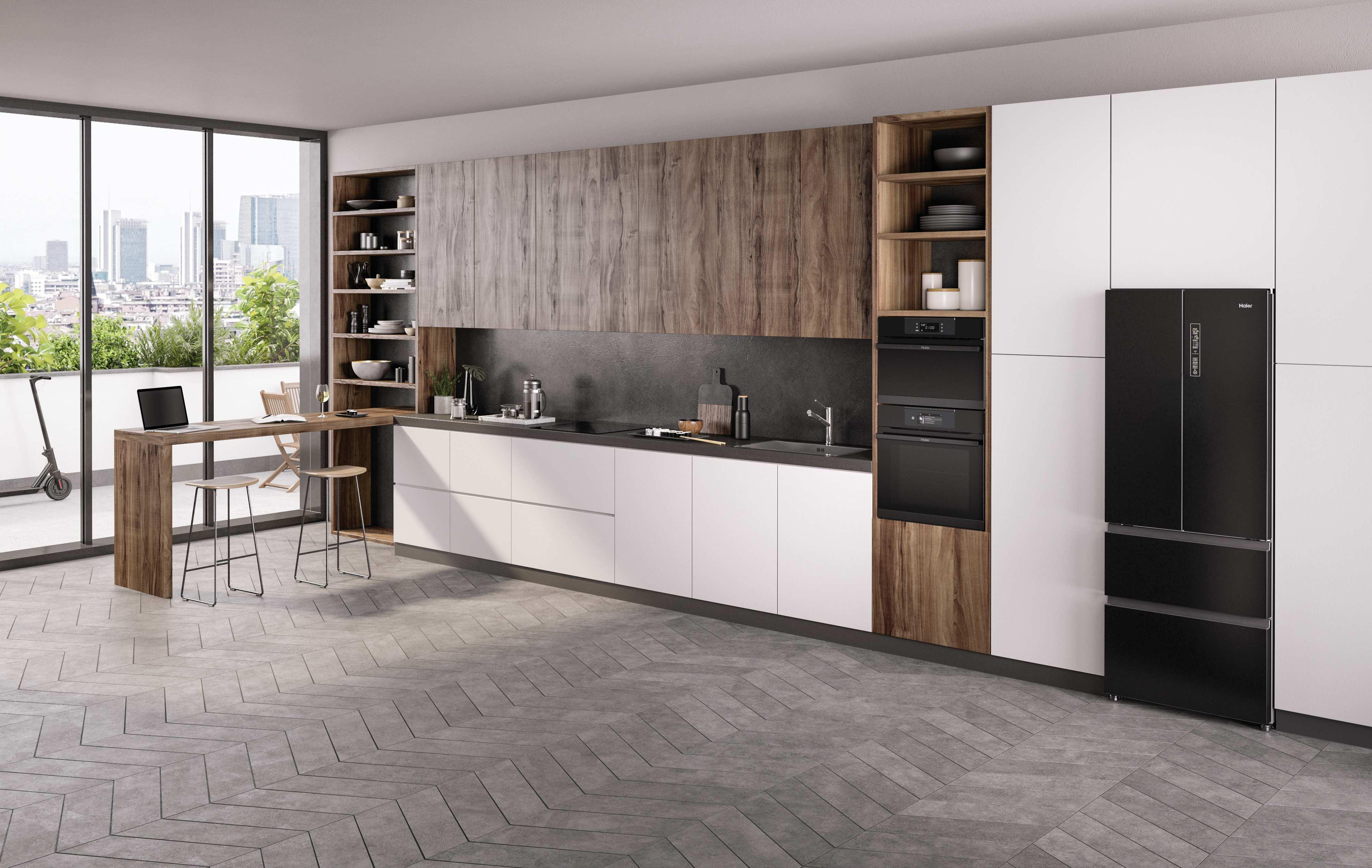 Cocina moderna con gabinetes de madera, encimeras blancas y un refrigerador negro. Ventanas grandes con vistas a la ciudad.