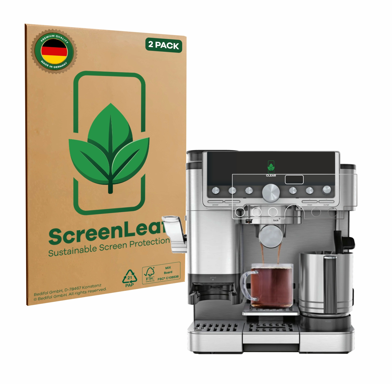 Eine Espressomaschine brüht Kaffee in eine Glastasse. Links ist eine Displayschutzfolienbox. Die Box hat grüne Blätter.