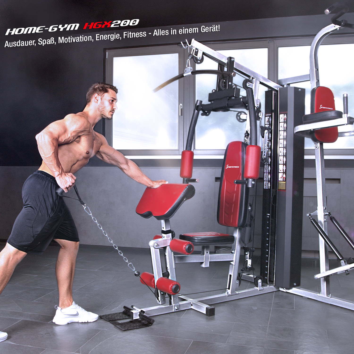 Ein Mann trainiert mit einem Heimtrainingsgerät. Die Maschine ist schwarz und rot. Der Mann ist muskulös und trägt schwarze Shorts.