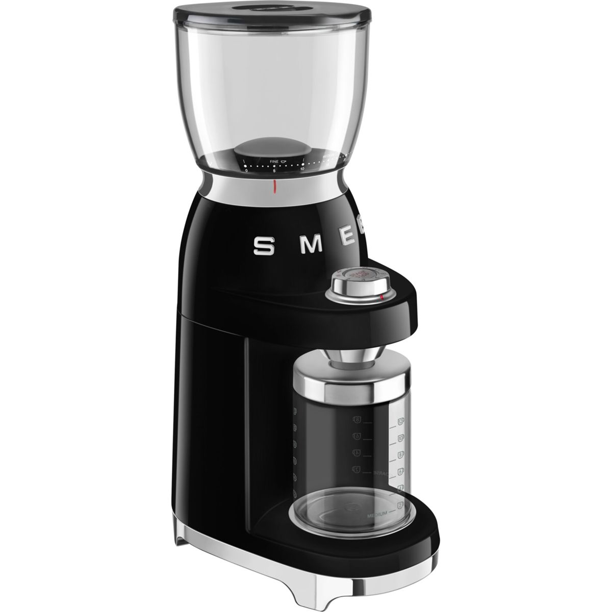 Eine schwarze und silberne Smeg-Kaffeemühle. Sie hat einen transparenten Bohnenbehälter oben und ein Glas, um das gemahlene Kaffeepulver aufzufangen.