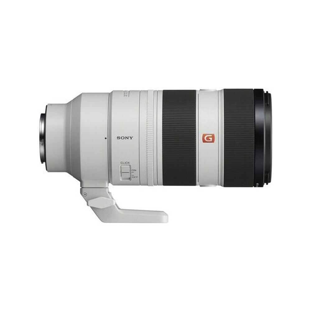 Un obiettivo per fotocamera Sony bianco con anelli di presa neri e logo 'G' rosso. È posizionato orizzontalmente su sfondo bianco.