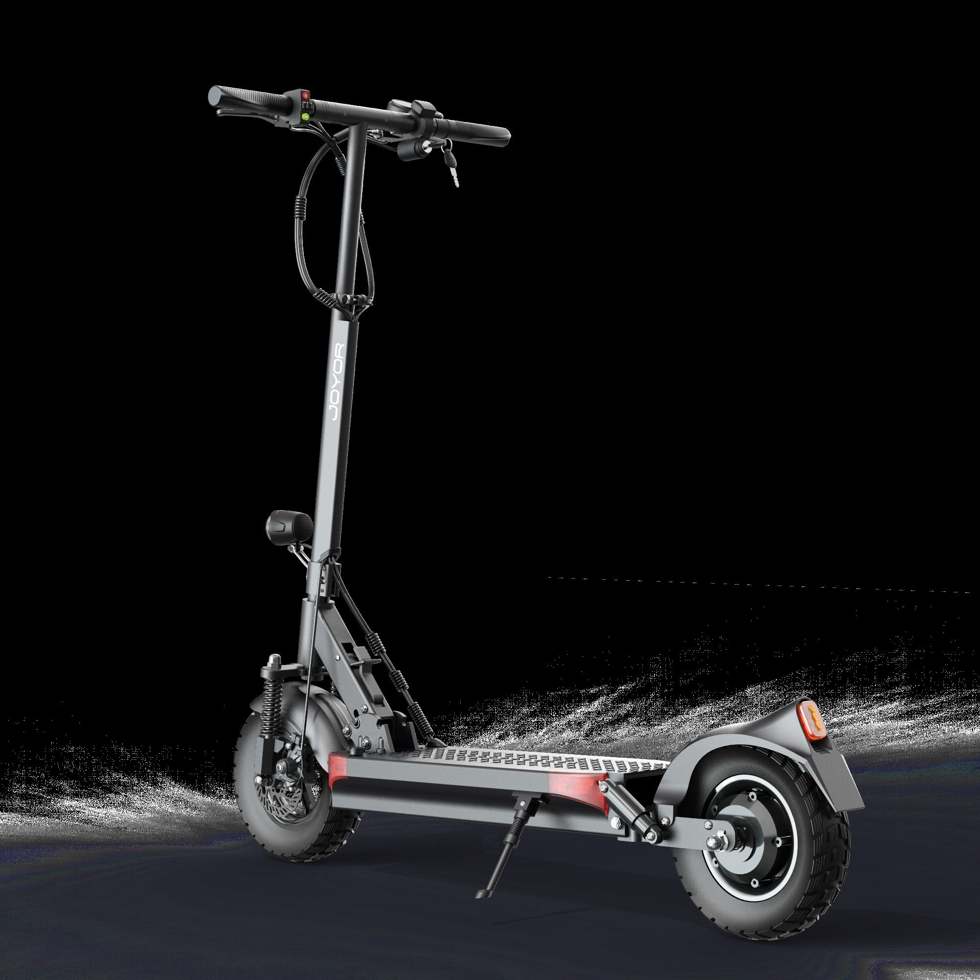 Ein schwarzer und grauer Elektroroller. Der Roller steht auf einer dunklen Oberfläche, mit schwarzem Hintergrund. Er hat Lichter und einen Schlüssel.