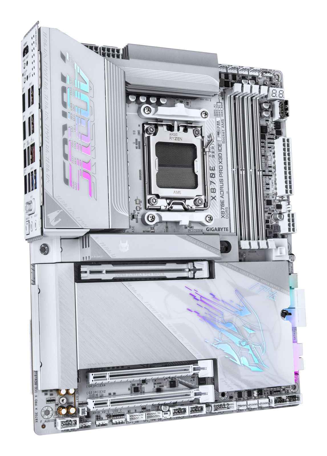 Une carte mère blanche et argentée avec le logo AORUS, un socket AMD Ryzen et divers ports et emplacements.