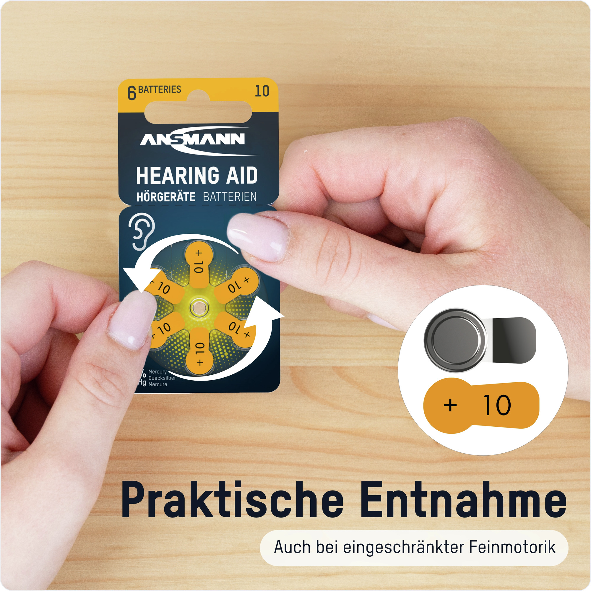 Eine Hand hält eine Packung Hörgerätebatterien. Die Packung hat ein Etikett mit dem Markennamen und Batteriedetails. Text lautet 'Praktische Entnahme'.
