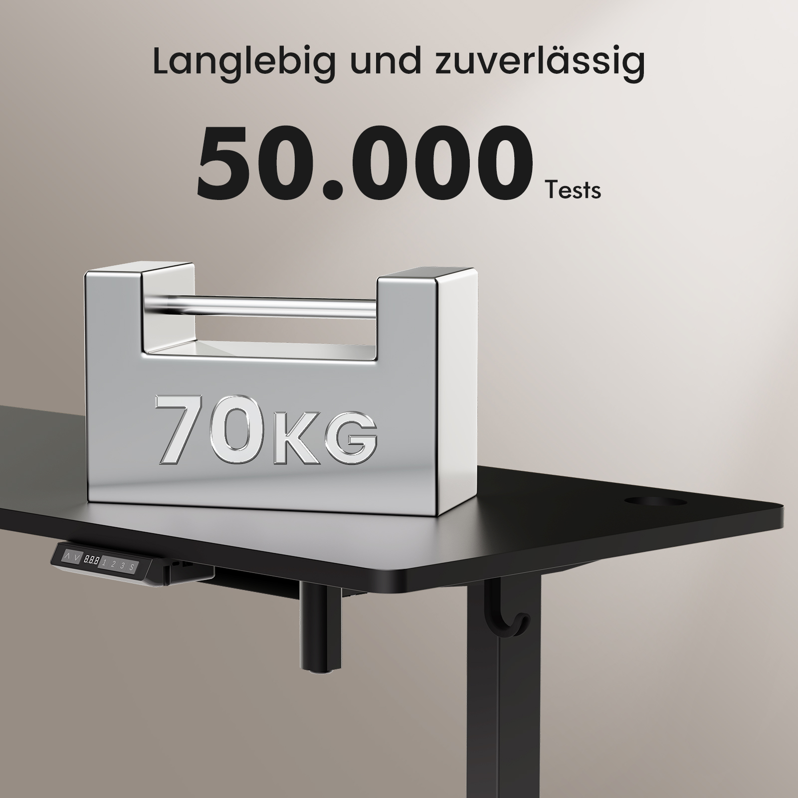 Ein Metallgewicht mit 70 kg auf einem schwarzen Tisch. Text oben lautet '50.000 Tests'. Der Hintergrund ist hellbraun.