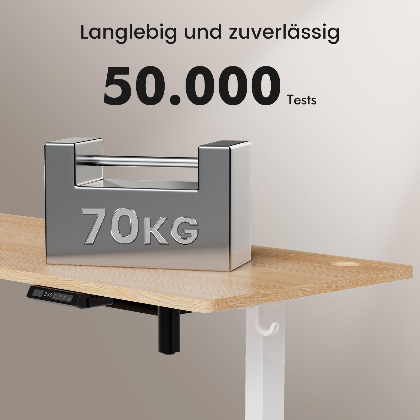 Ein Metallgewicht (70 kg) liegt auf einem Holztisch. Der Text lautet 50.000 Tests. Der Tisch ist Teil eines höhenverstellbaren Tisches.