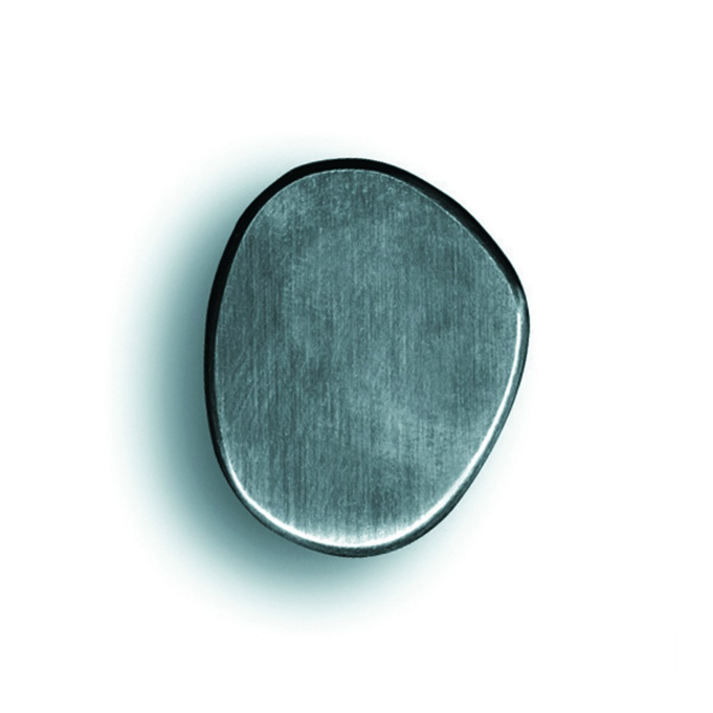 Metalowy, nieregularny kształt z szczotkowaną teksturą, wyśrodkowany na białym tle. Ma ciemny kontur i cień.