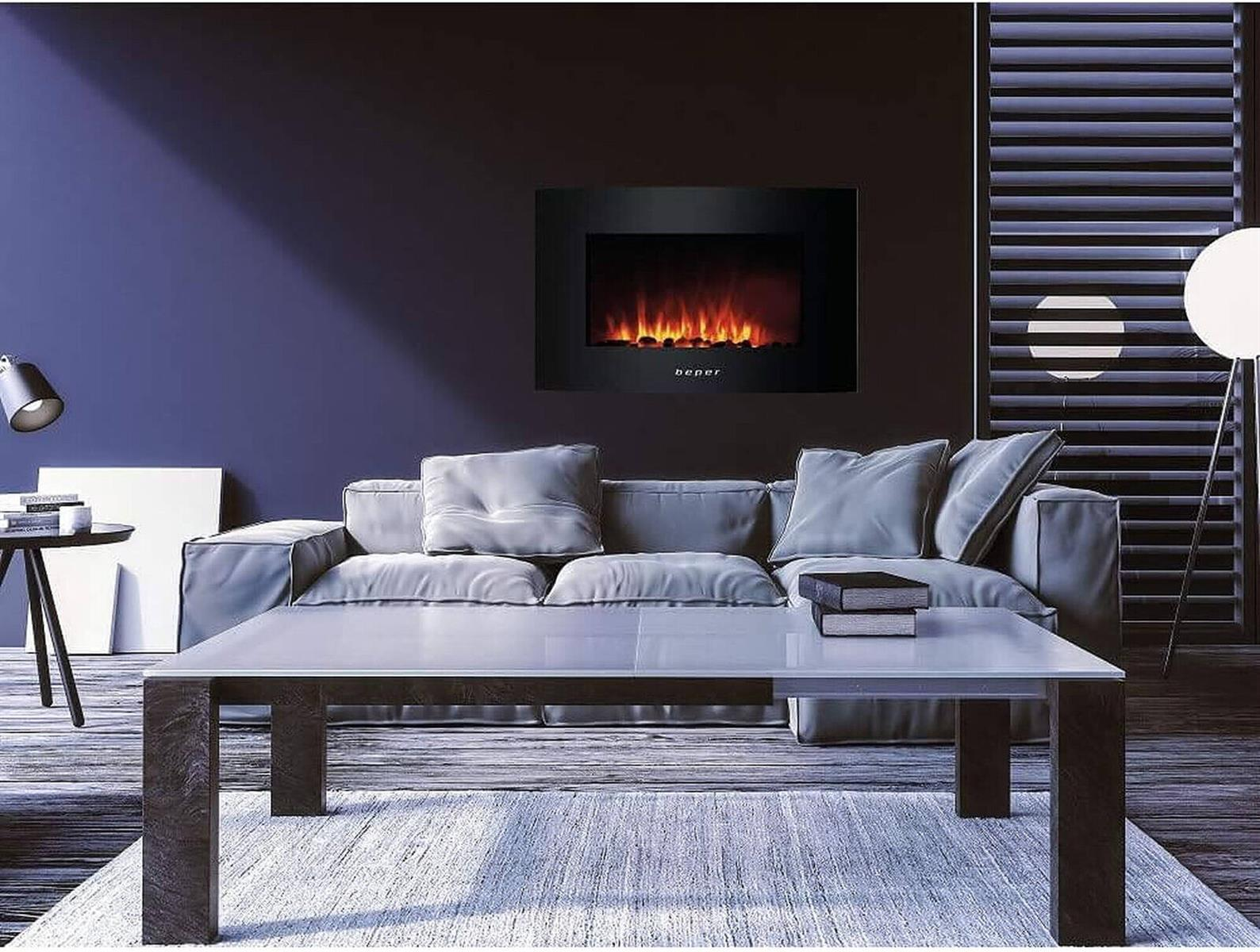 Ein Wohnzimmer mit Kamin, Sofa, Couchtisch und Lampe. Die Wand ist dunkelblau.