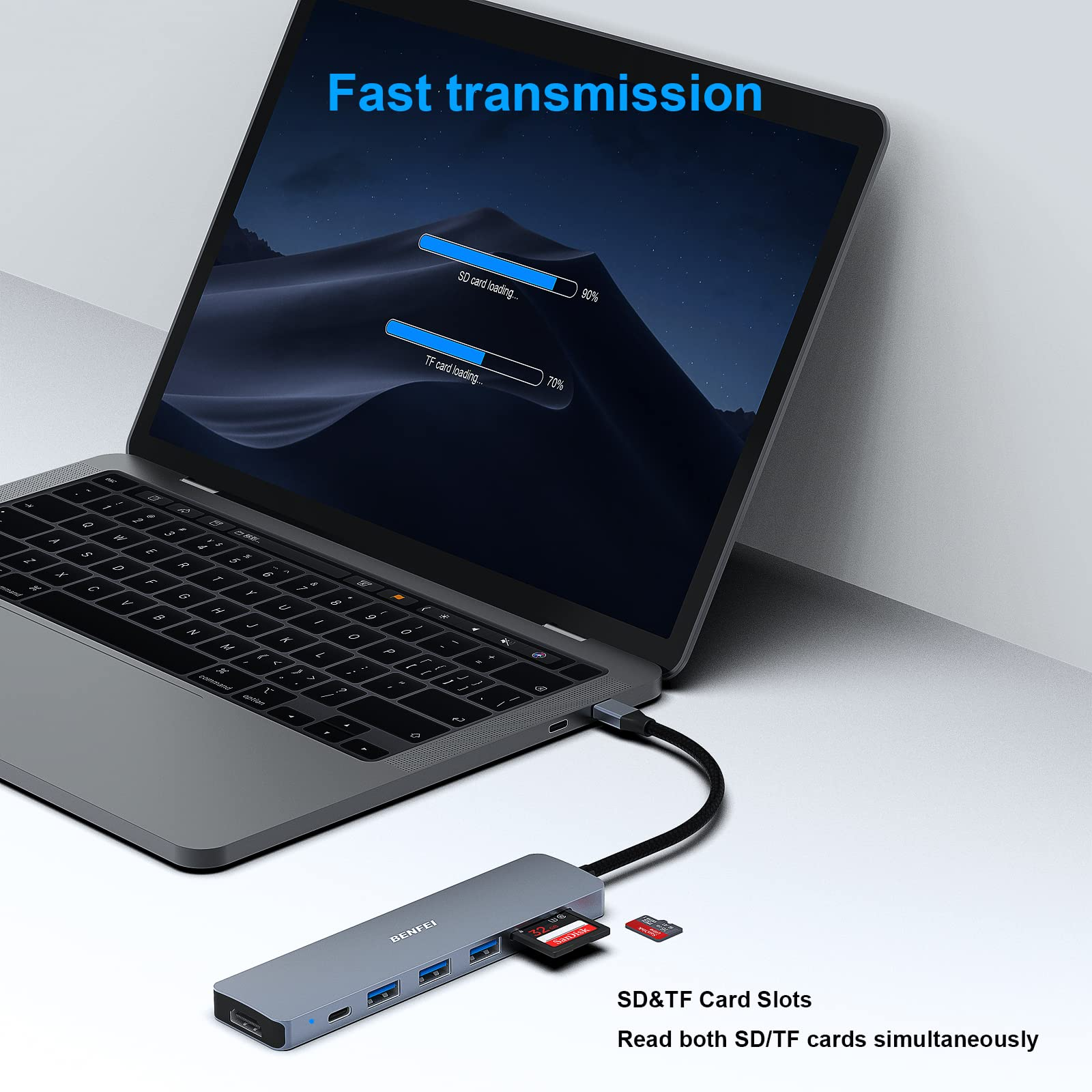 Ein Laptop, verbunden mit einem Hub mit SD- und TF-Kartensteckplätzen. Ein Bildschirm zeigt den Ladefortschritt an.