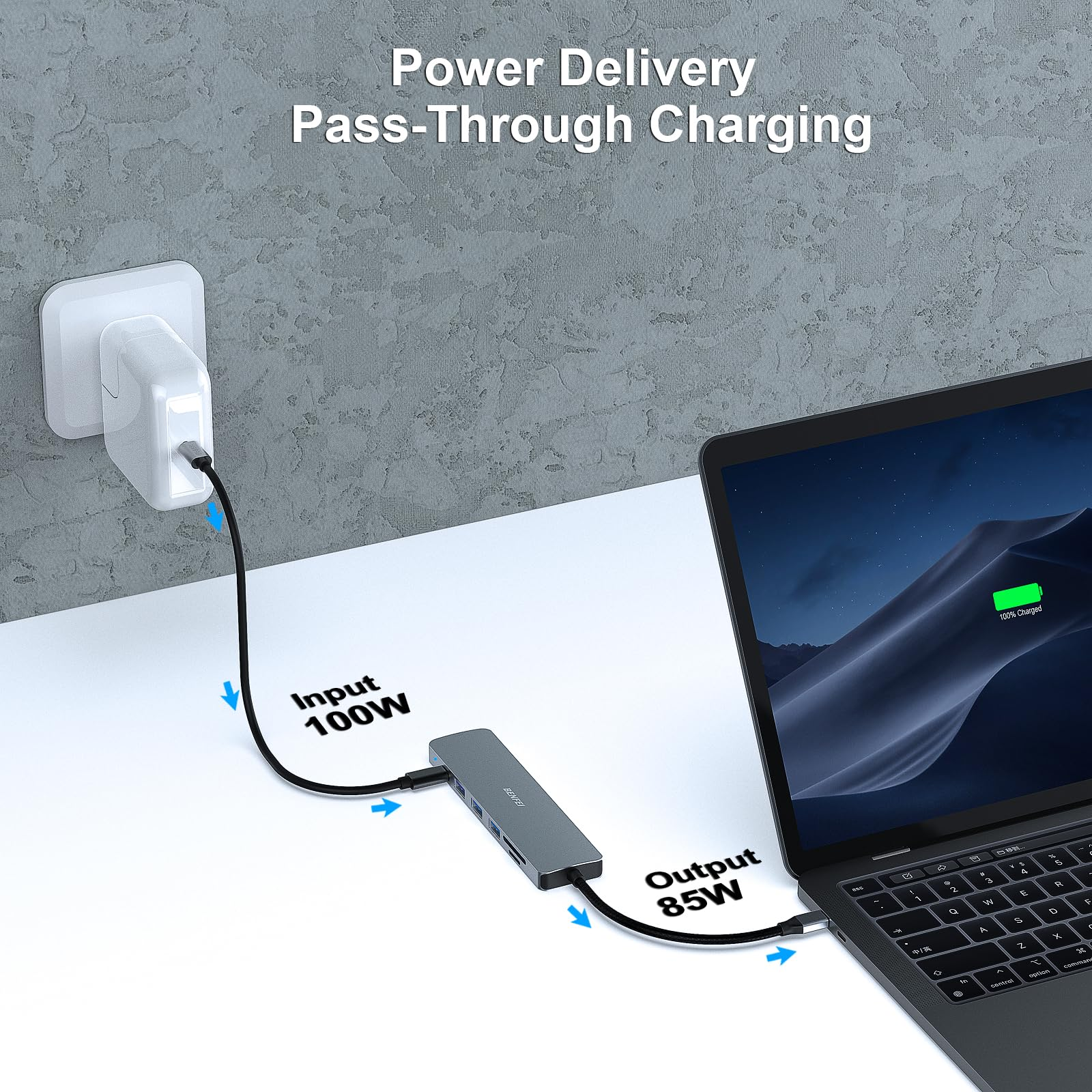 Laptop-Ladeaufbau mit Netzteil, USB-Hub und Laptop, der die Stromversorgung zeigt.
