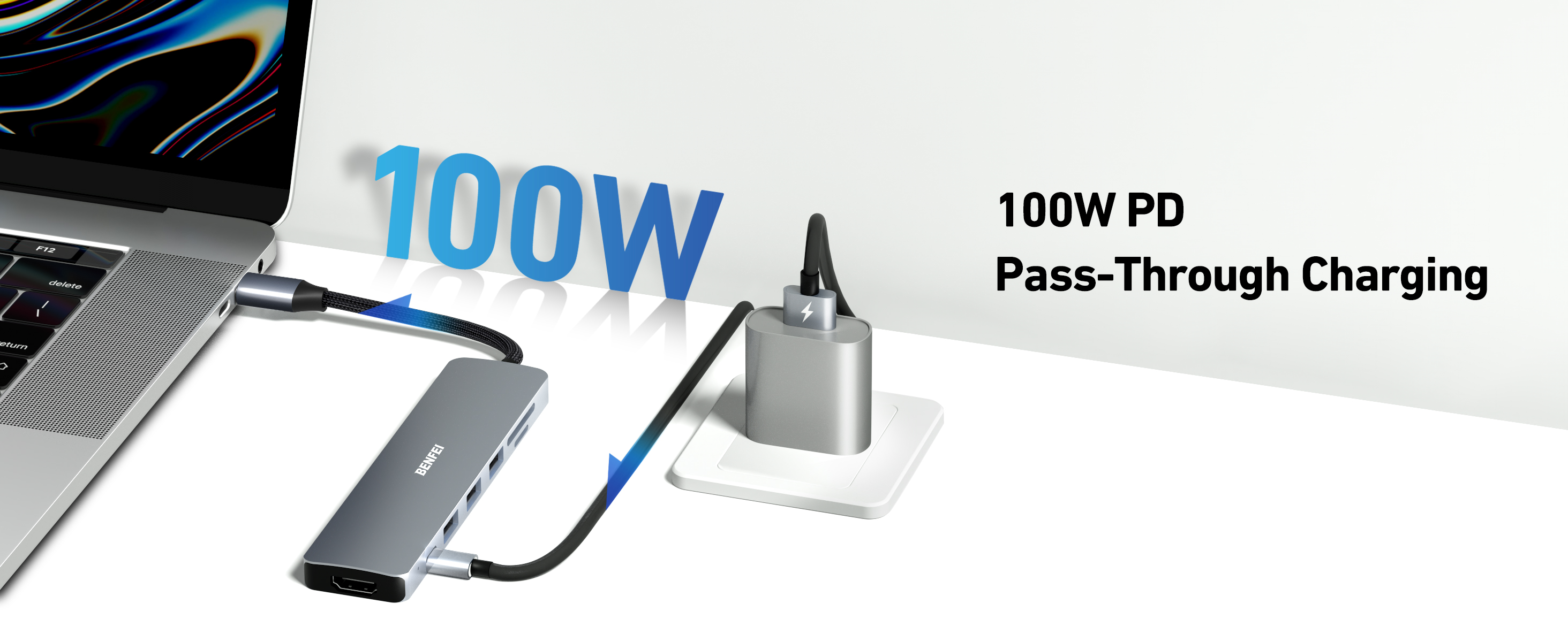 Ein Laptop ist mit einem grauen Hub verbunden, der mit einem Netzteil verbunden ist. Text lautet 100W PD Pass-Through Charging.
