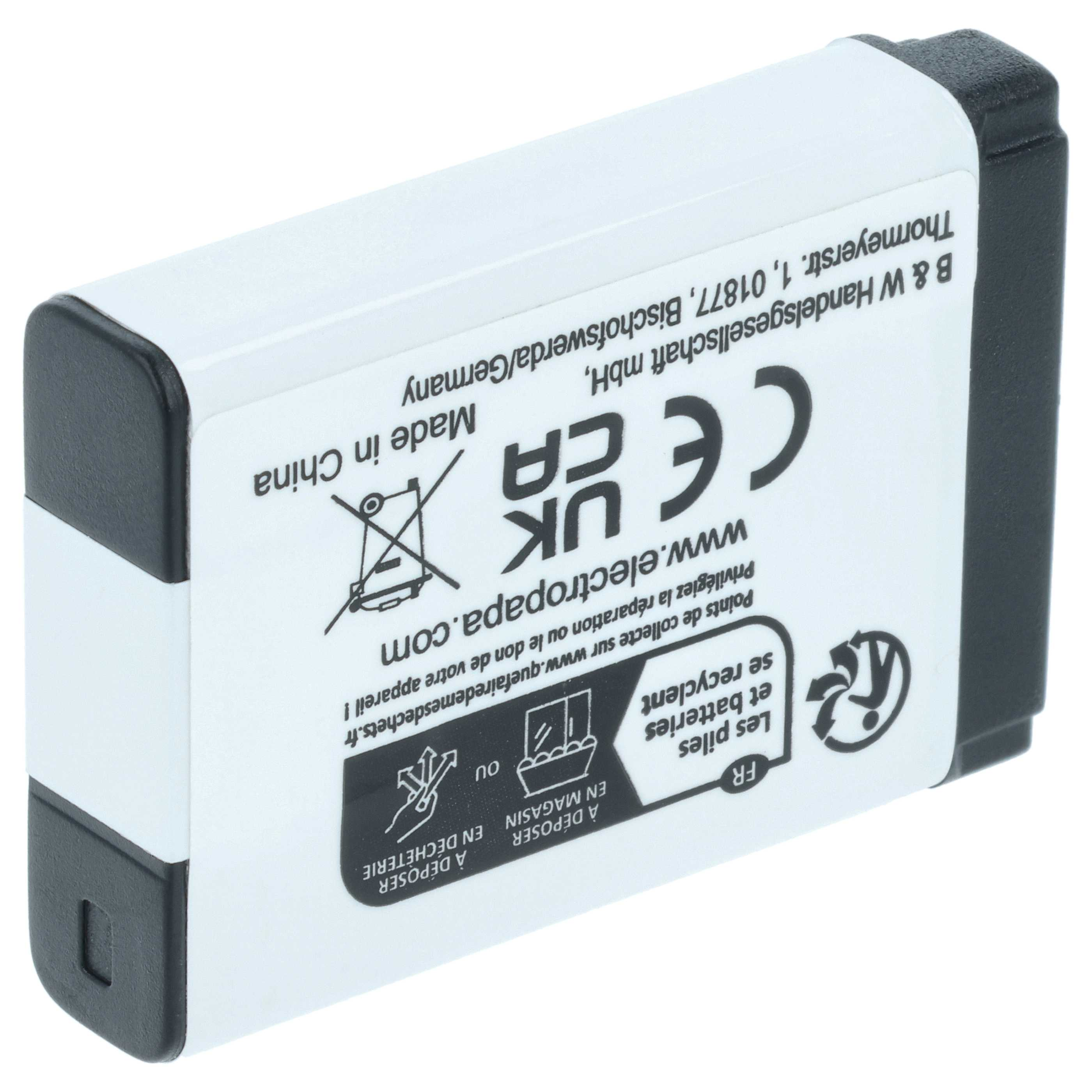 Eine weiß-schwarze Batterie mit Text. Sie hat Recycling-Symbole und Made in China. Der Hintergrund ist weiß.