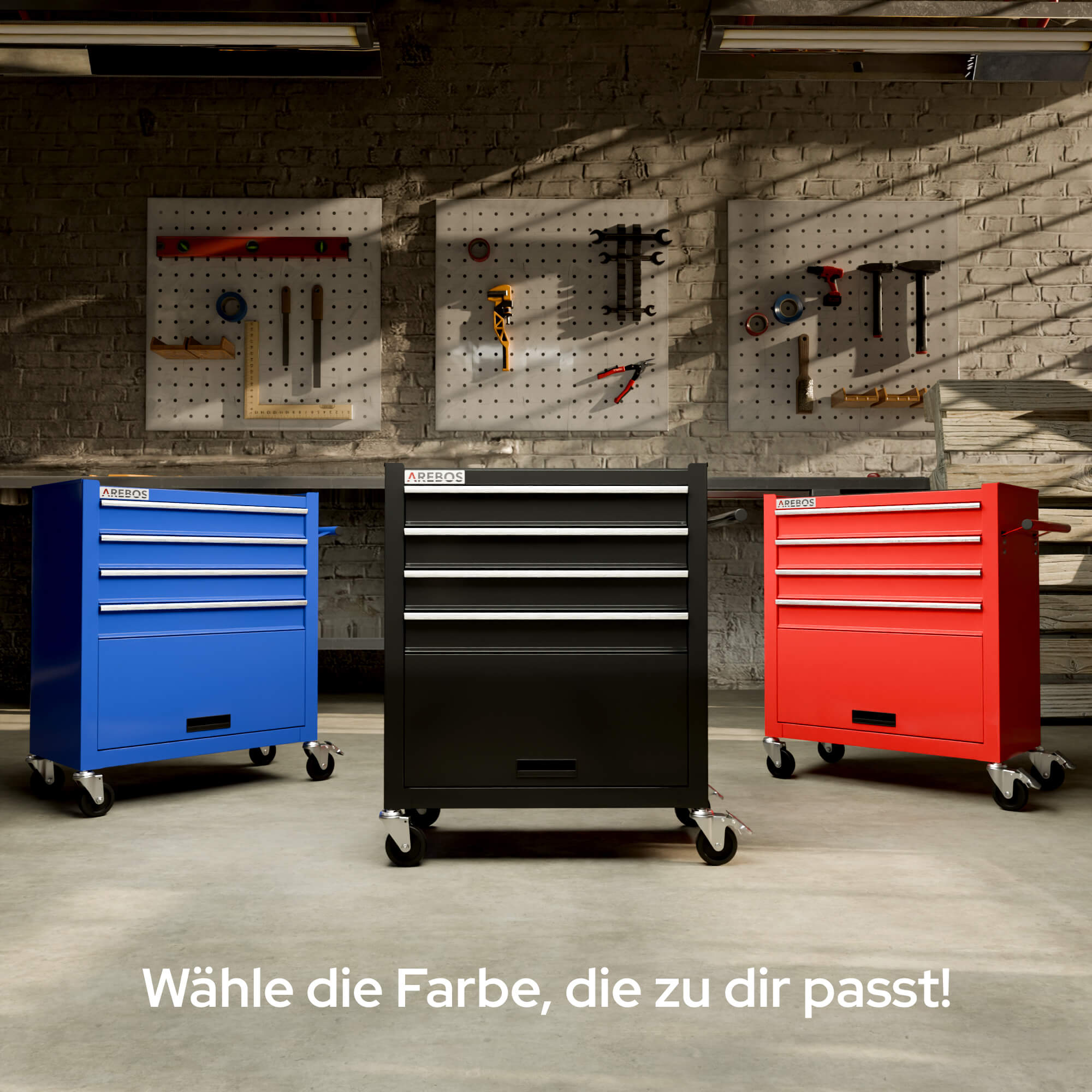 Drei Werkzeugschränke auf Rädern in Blau, Schwarz und Rot in einer Garage, mit Werkzeugen an der Wand.