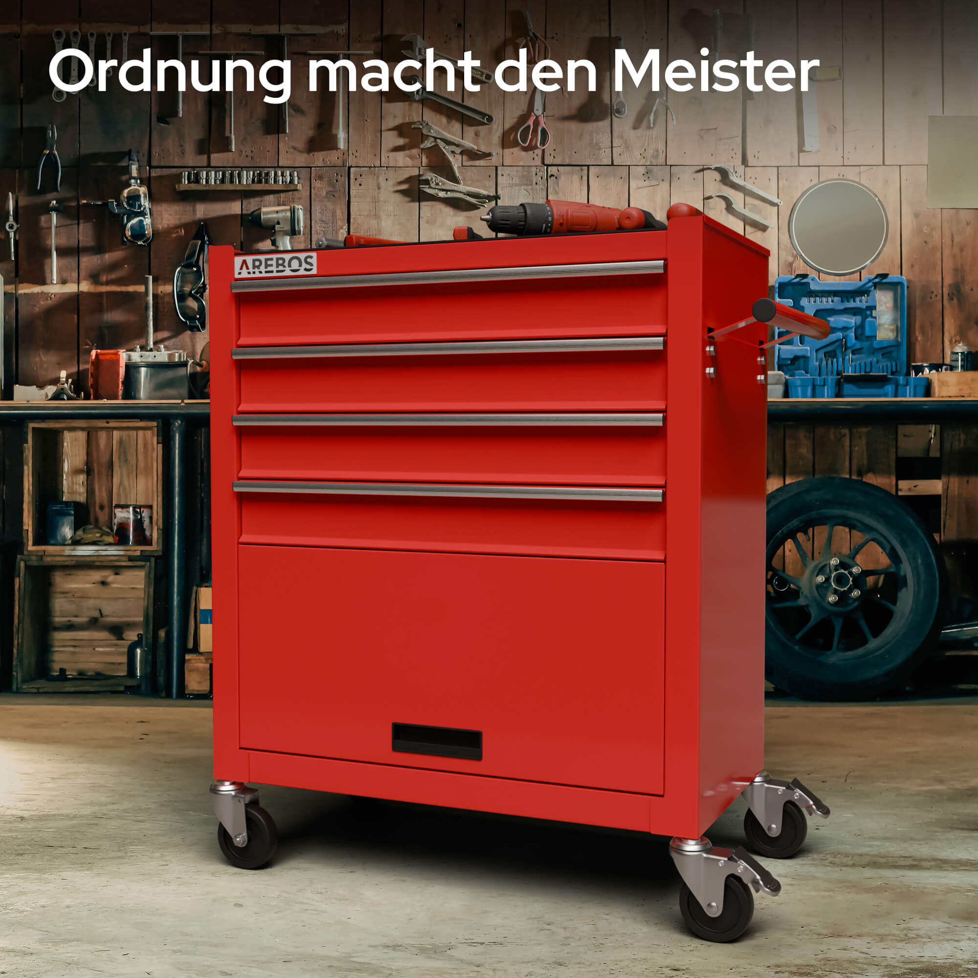 Ein roter Werkzeugschrank mit Schubladen, Rädern und einem Griff in einer Werkstatt, mit Werkzeugen an der Wand.