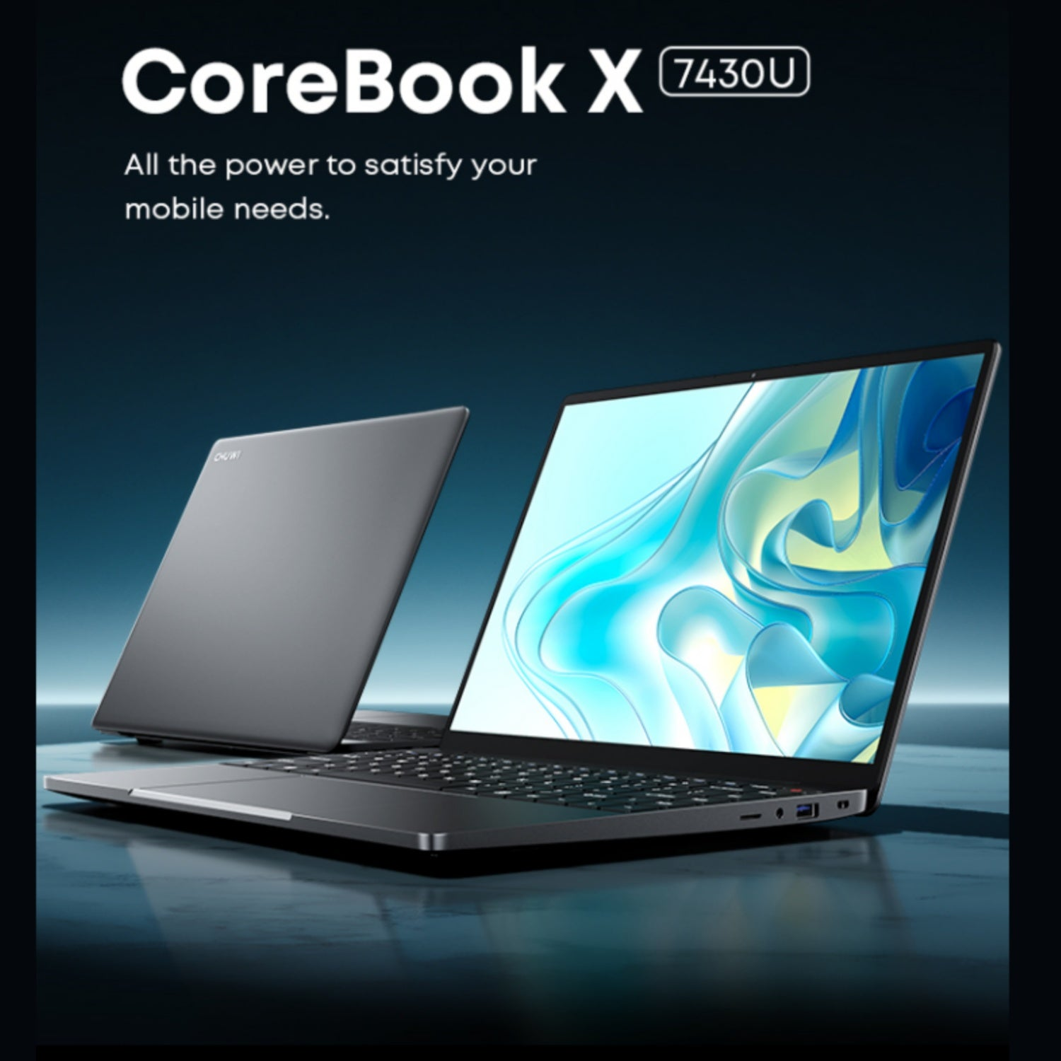 Laptop z podświetlonym ekranem i otwartą pokrywą, za nim drugi zamknięty laptop. Tło to ciemnoniebieski gradient.