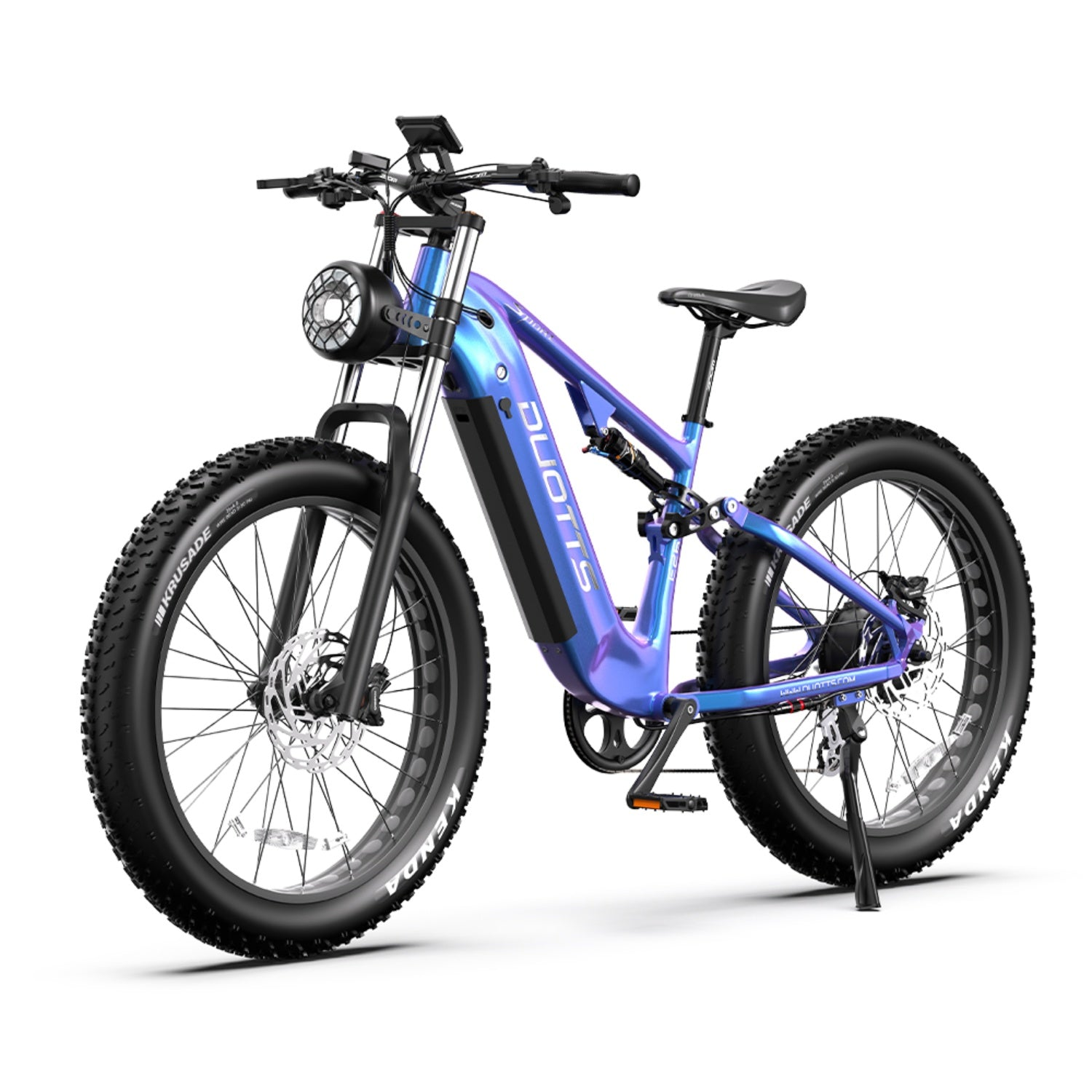 Una bicicletta elettrica blu e viola con pneumatici larghi è mostrata su sfondo bianco. Ha un faro e un display digitale.