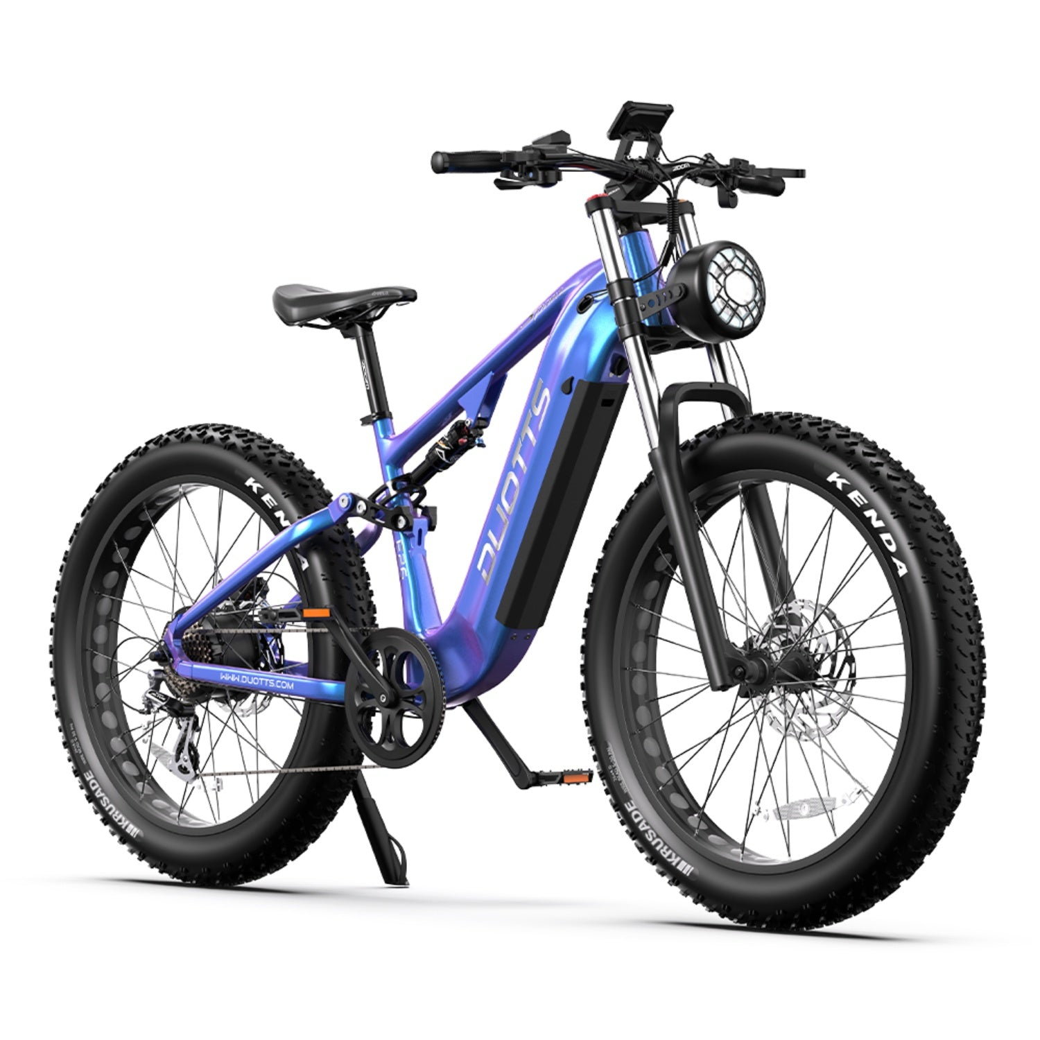 Una e-bike con telaio blu e pneumatici spessi. Include faro, display e il logo DUOTTS.