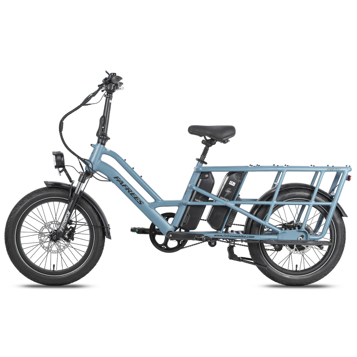 Hellblaues FaFrees Cargo E-Bike vor weißem Hintergrund. Es hat einen schwarzen Sitz, Reifen und Akku. Das Fahrrad hat einen Gepäckträger.