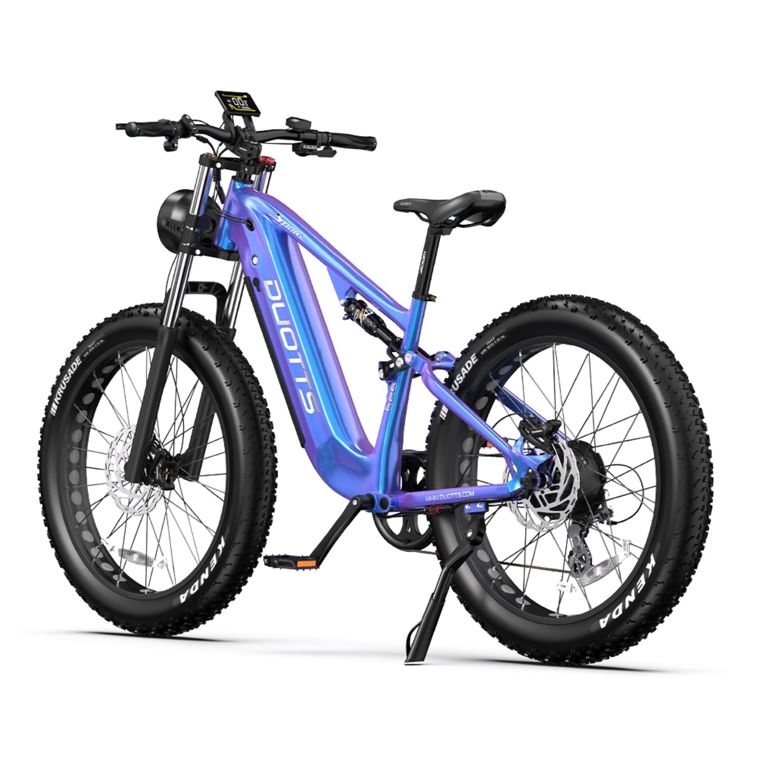 Una moderna bici elettrica con telaio blu-viola, pneumatici neri e display digitale sul manubrio, su sfondo bianco.