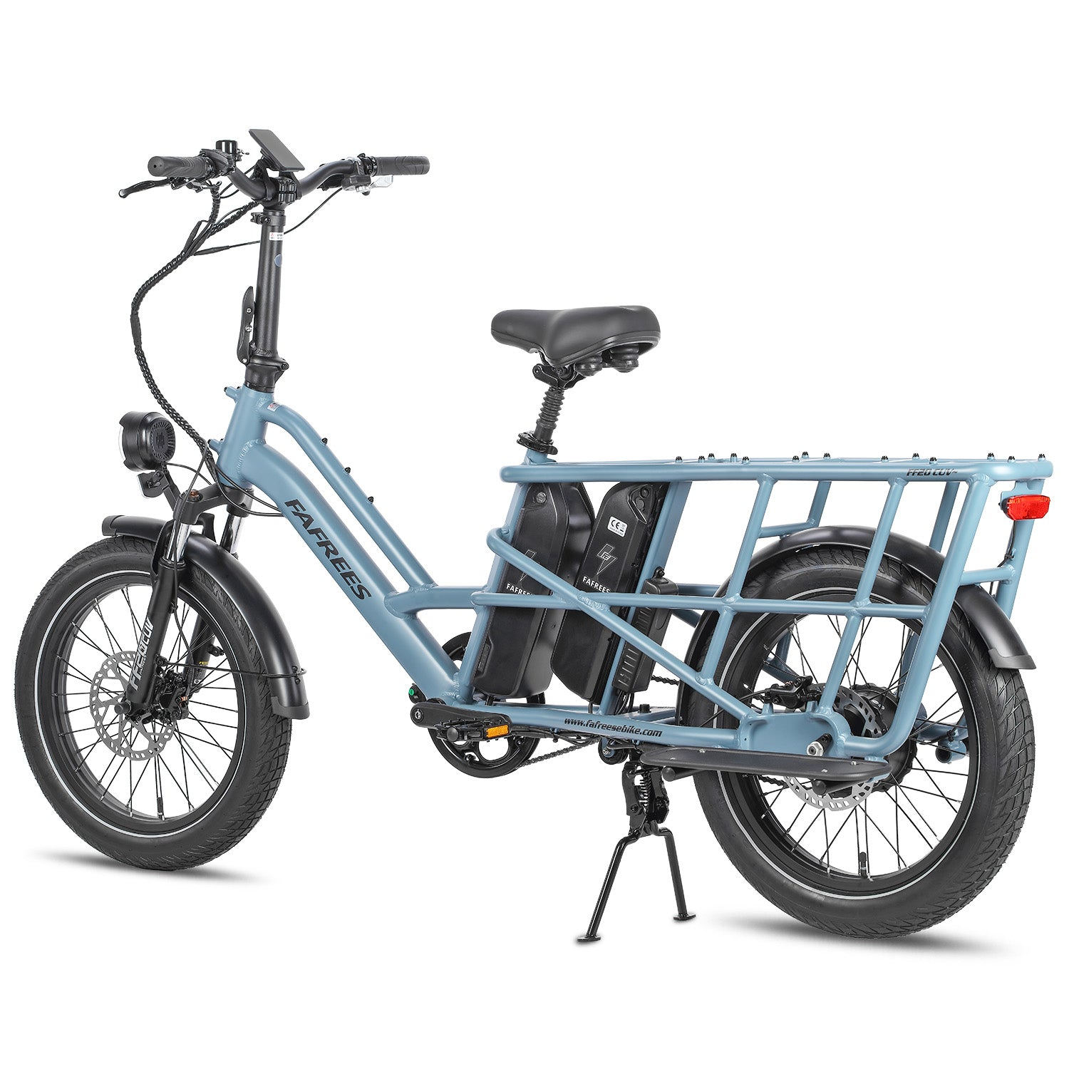 Ein hellblaues elektrisches Cargo-Fahrrad mit schwarzen Reifen, Sitz und Lenker. Es hat einen Heckgepäckträger und einen Scheinwerfer.