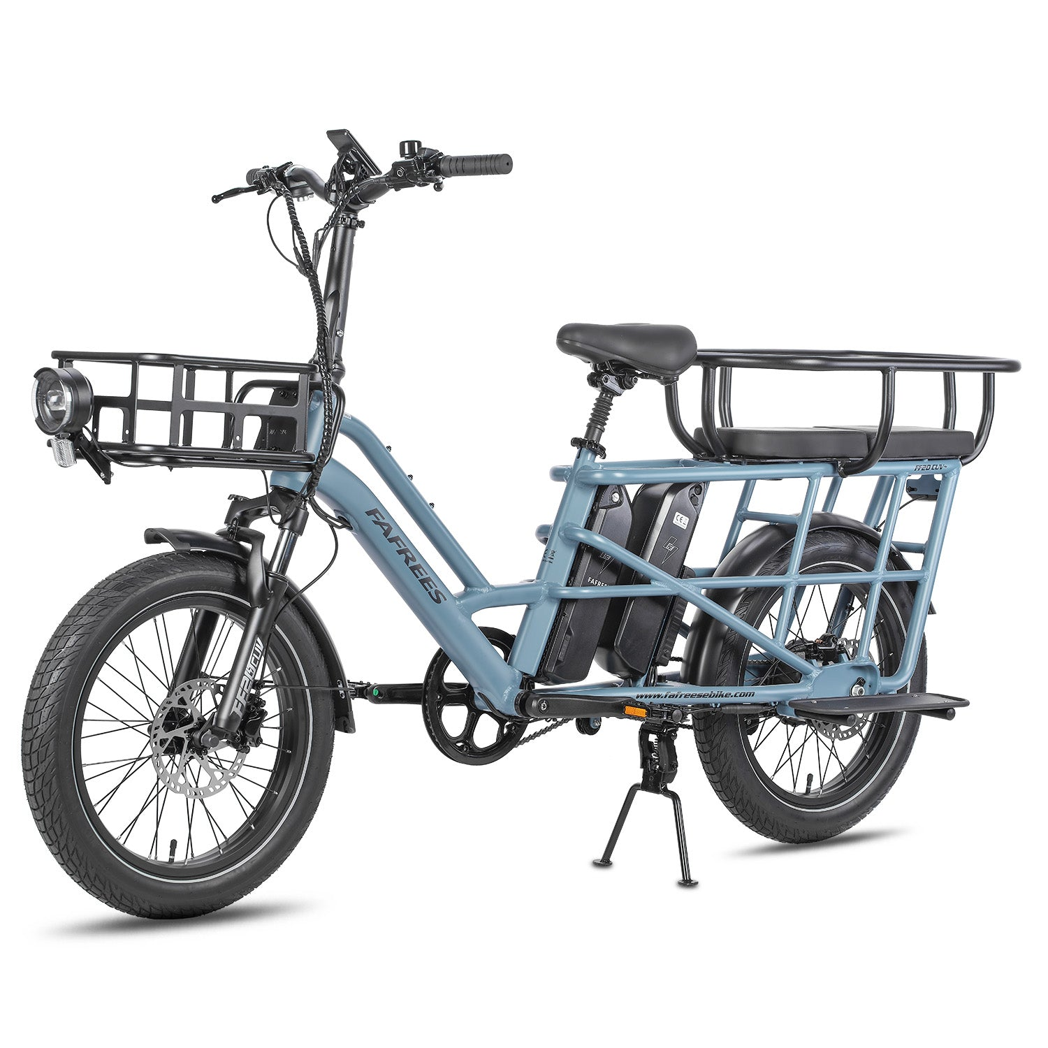 Hellblaues Elektro-Lastenrad mit vorderen und hinteren Körben. Es hat einen schwarzen Sitz, Reifen und Rahmendetails. Weißer Hintergrund.