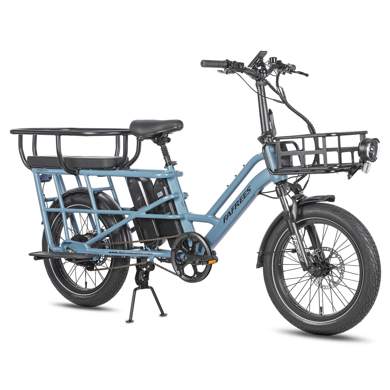 Ein hellblaues elektrisches FaFrees-Lastenrad mit schwarzen Körben, Sitz und Reifen. Es hat einen Scheinwerfer und einen Gepäckträger.