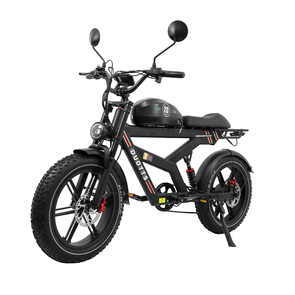 Bicicletta elettrica nera. Ha pneumatici larghi, un faro e una piccola sella. La bici ha un telaio nero.