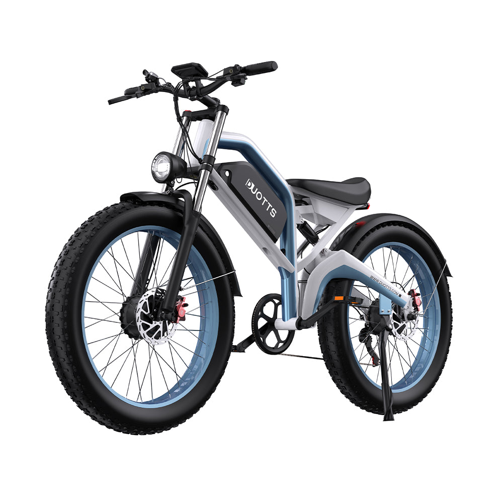 Una bicicletta elettrica con pneumatici e cerchi neri con dettagli blu, un telaio bianco e blu e un sedile nero, su sfondo bianco.