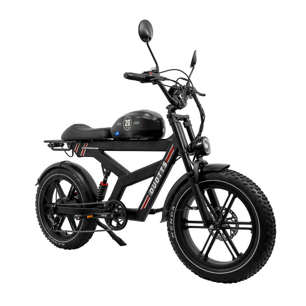 Una bici elettrica nera con pneumatici spessi. Ha telaio, sella e manubrio neri. Il marchio "DUOTTS" è visibile.