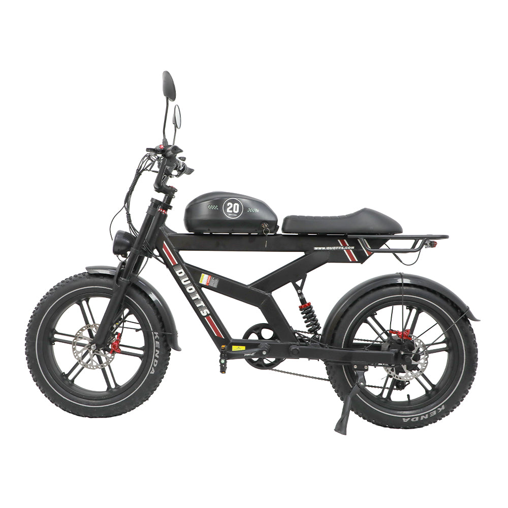 Una bici elettrica nera con design motociclistico. Ha pneumatici spessi, un sedile, un vano portaoggetti e il marchio DUOTTS.