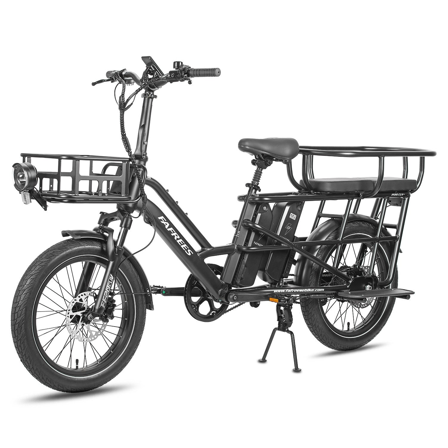 Ein schwarzes elektrisches Lastenrad mit Frontkorb, Heckgepäckträger und Akku. Es hat dicke Reifen und einen Ständer.