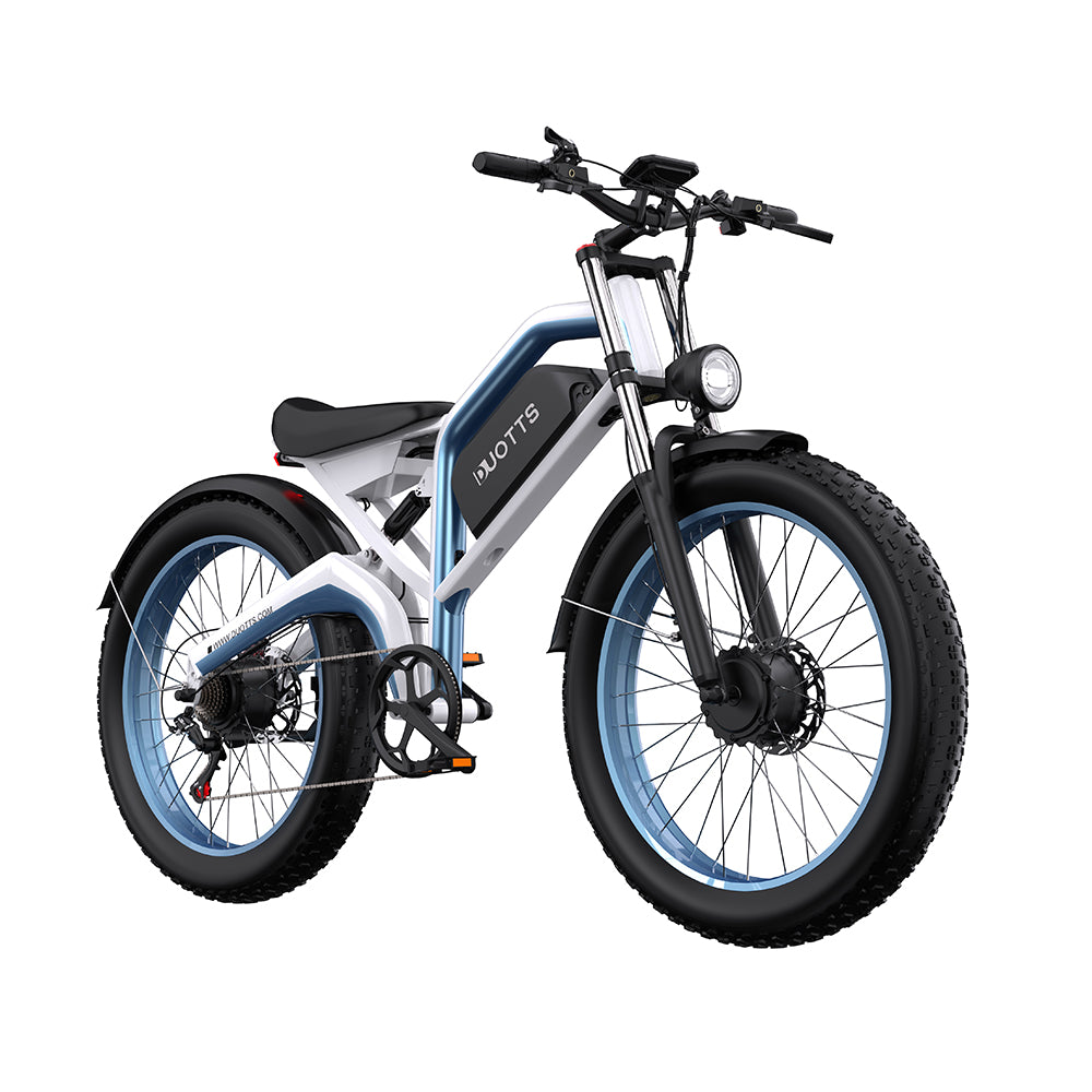 Una bicicletta elettrica bianca e blu con pneumatici grandi. La bici ha manubrio nero, faro e il marchio DUOTTS.