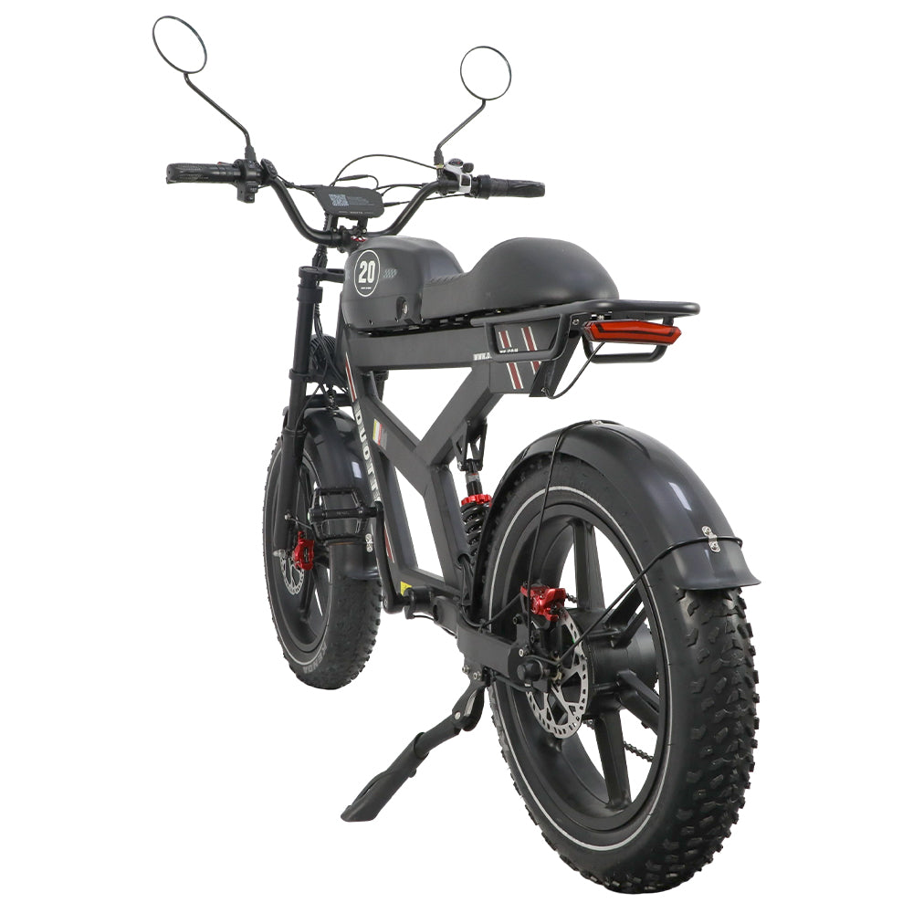 Una bici elettrica nera e grigia. Ha pneumatici grandi, un piccolo sedile e un portapacchi. La bici è su sfondo bianco.