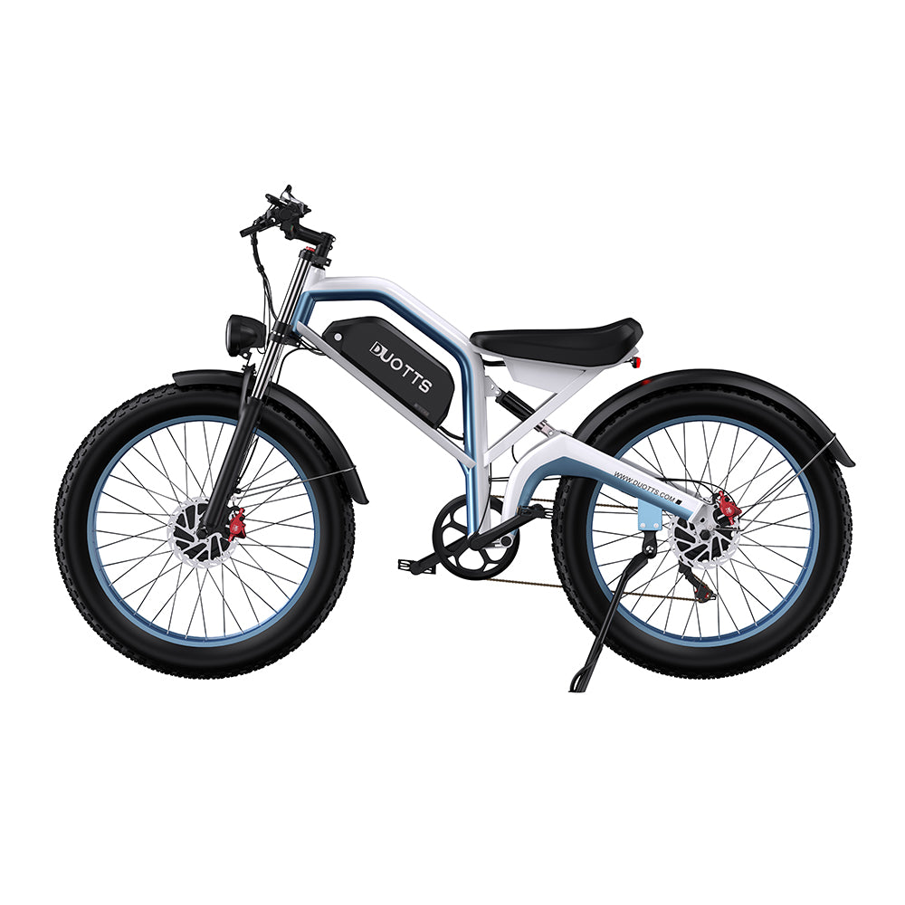 Una bicicletta elettrica con telaio bianco e blu. Ha pneumatici neri, sella nera e una batteria con l'etichetta DUOTTS.