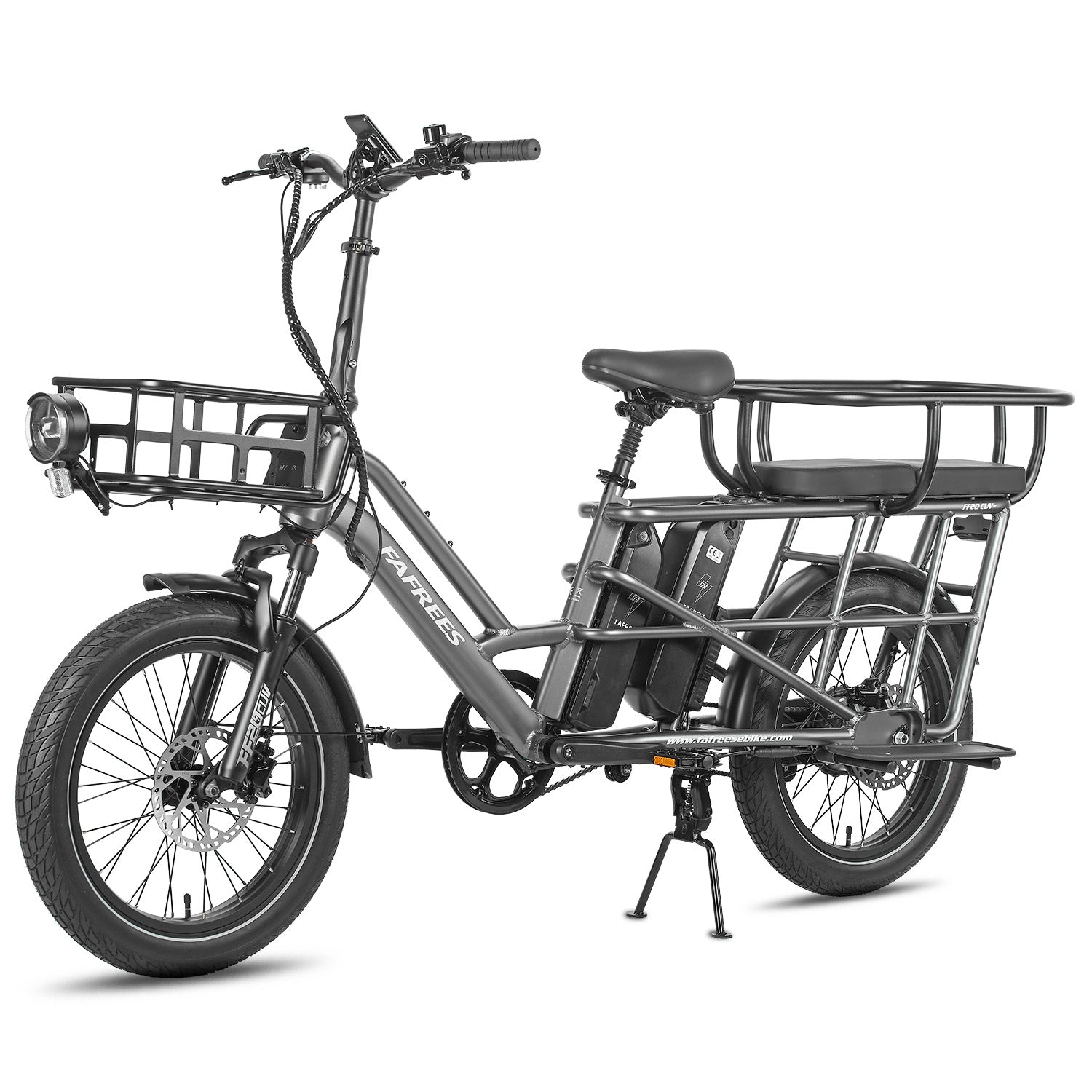 Graues elektrisches Lastenrad mit vorderem und hinterem Korb, einem Scheinwerfer und einem Ständer. Das Fahrrad hat dicke Reifen und einen Rücksitz.
